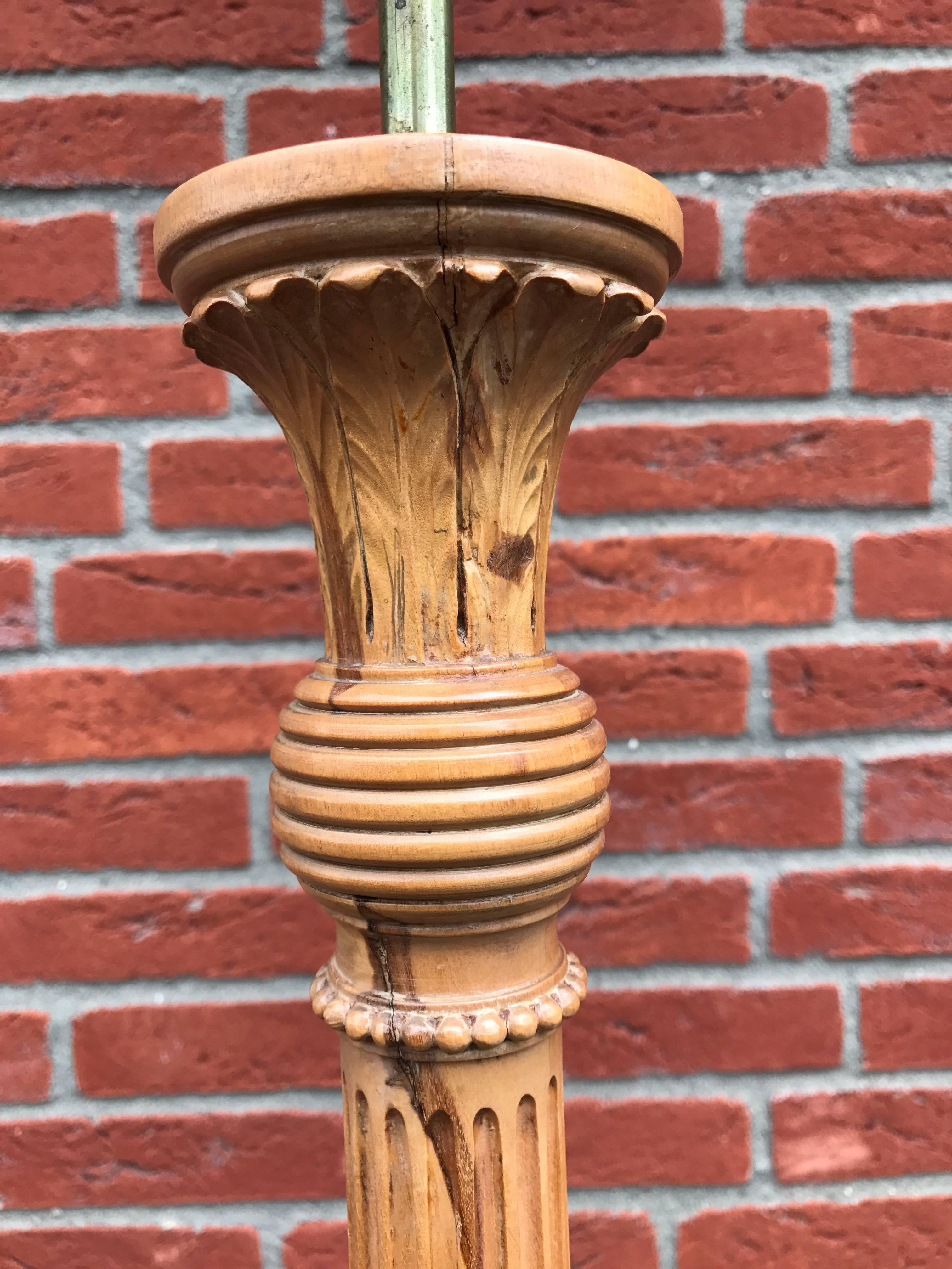 Stunning Hand Carved Antique Floor Lamp on Tripod Claw Feet with Leather Shade In Good Condition For Sale In Lisse, NL