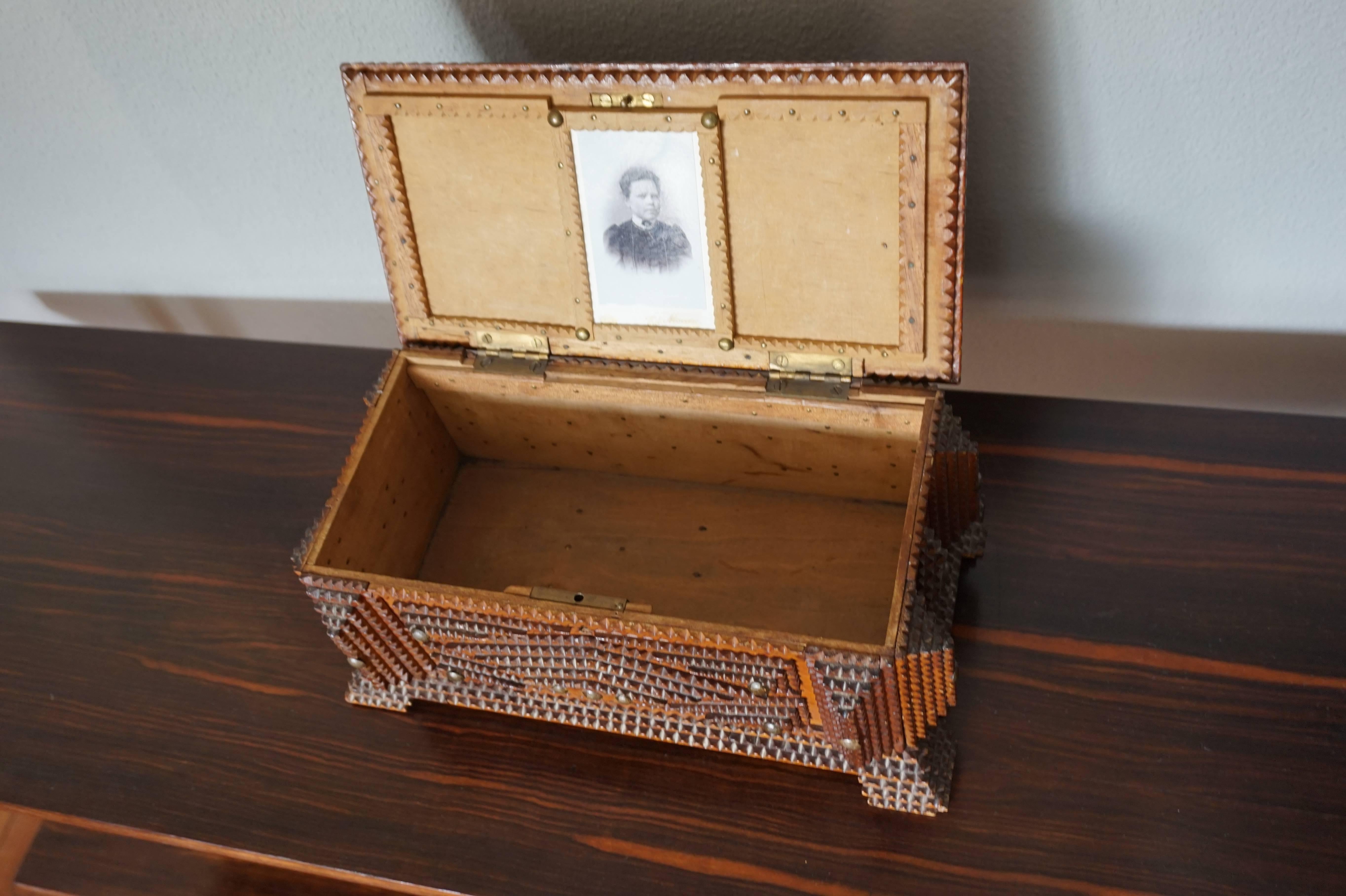 Antique Folk Art Handcrafted Gothic Revival Tramp Art Sewing Box with Picture In Excellent Condition In Lisse, NL
