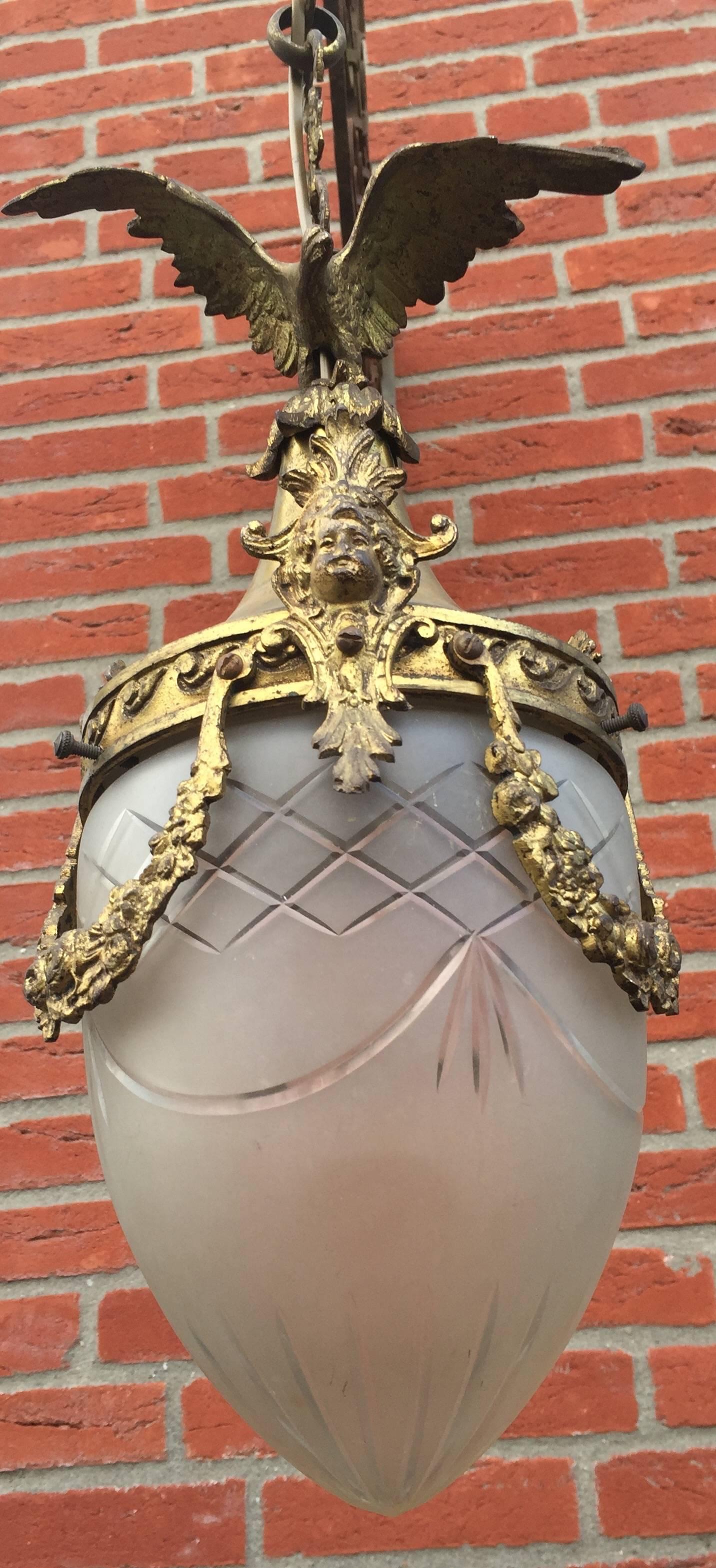 Early 20th Century Bronze and Glass Neoclassical Pendant with an Eagle & Putti In Good Condition In Lisse, NL