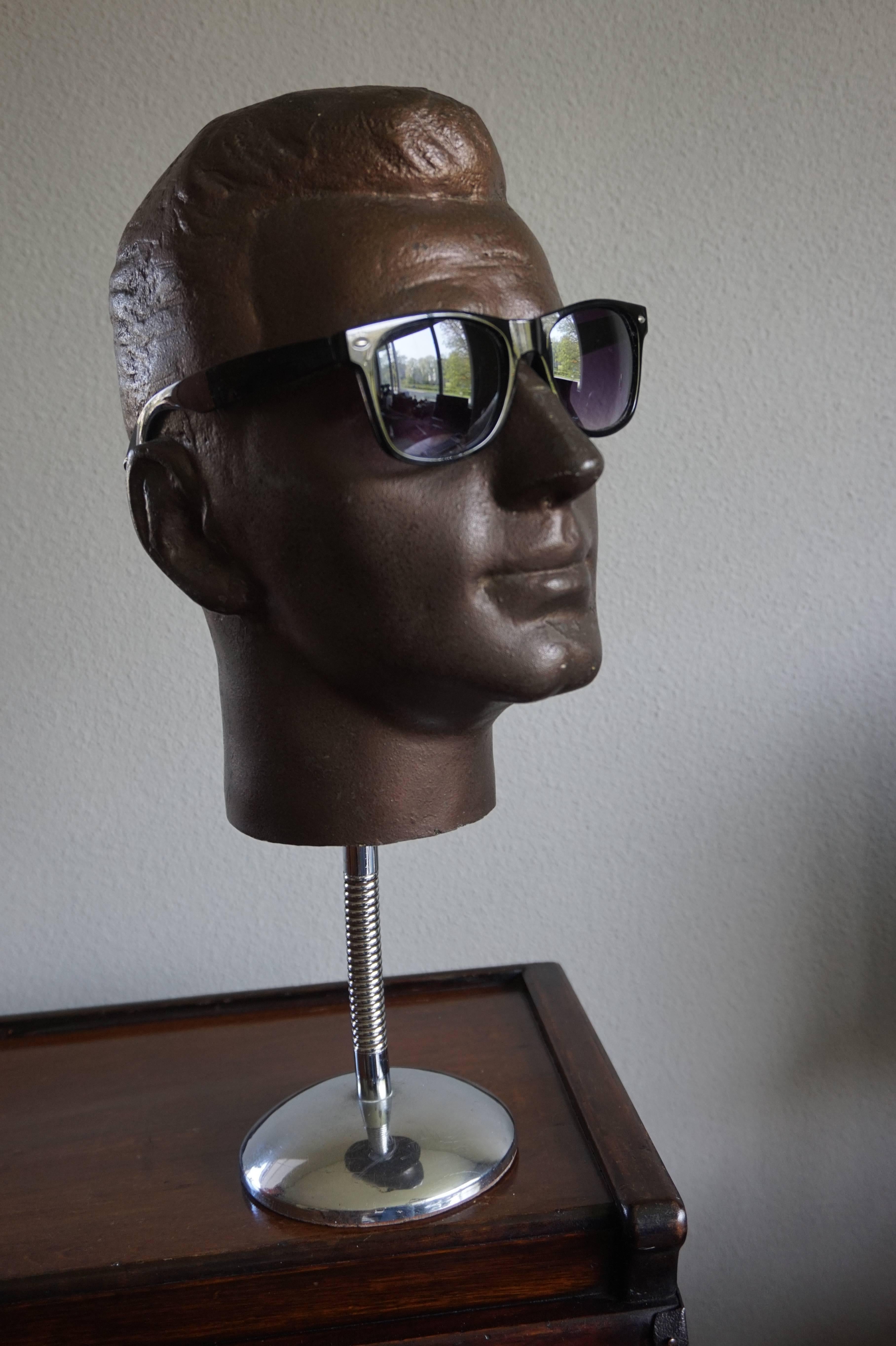 Una cabeza de maniquí de principios de 1900 que nos parece americana.

Esta cabeza de maniquí masculina es extremadamente rara. Nunca hemos visto nada igual y no podemos encontrar otro (ni siquiera remotamente parecido) en ningún lugar del mundo.