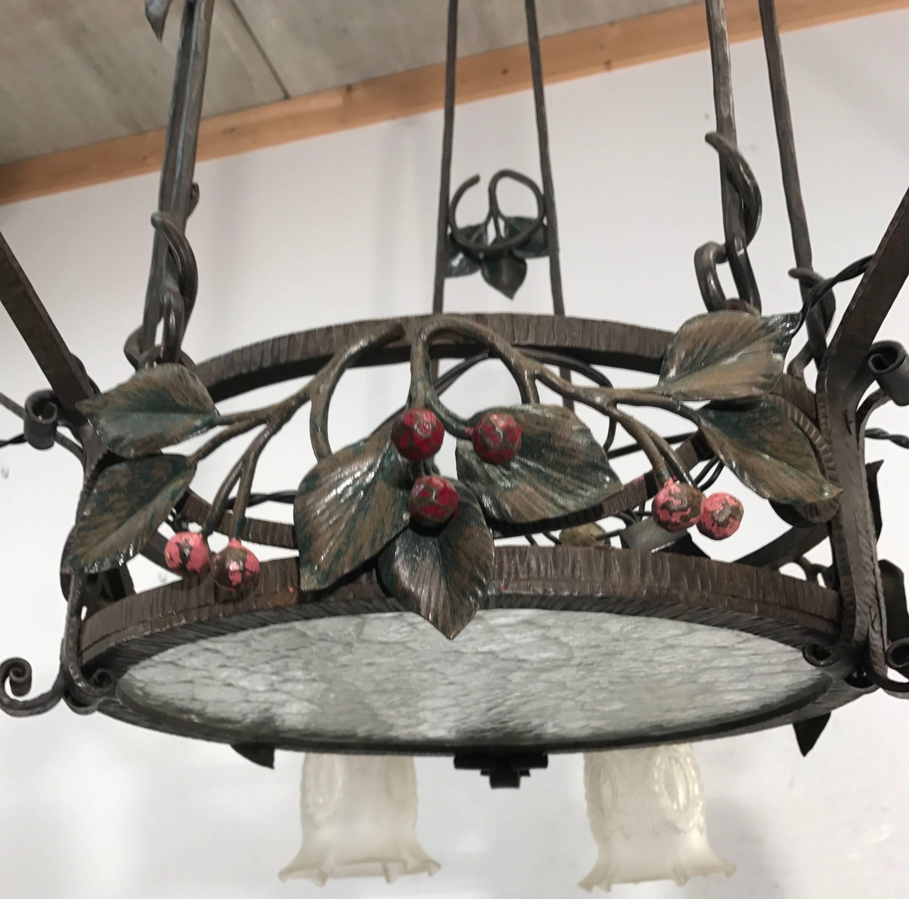 Ferro battuto Lampadario in ferro battuto con paralumi in vetro di altissima qualità e design. in vendita