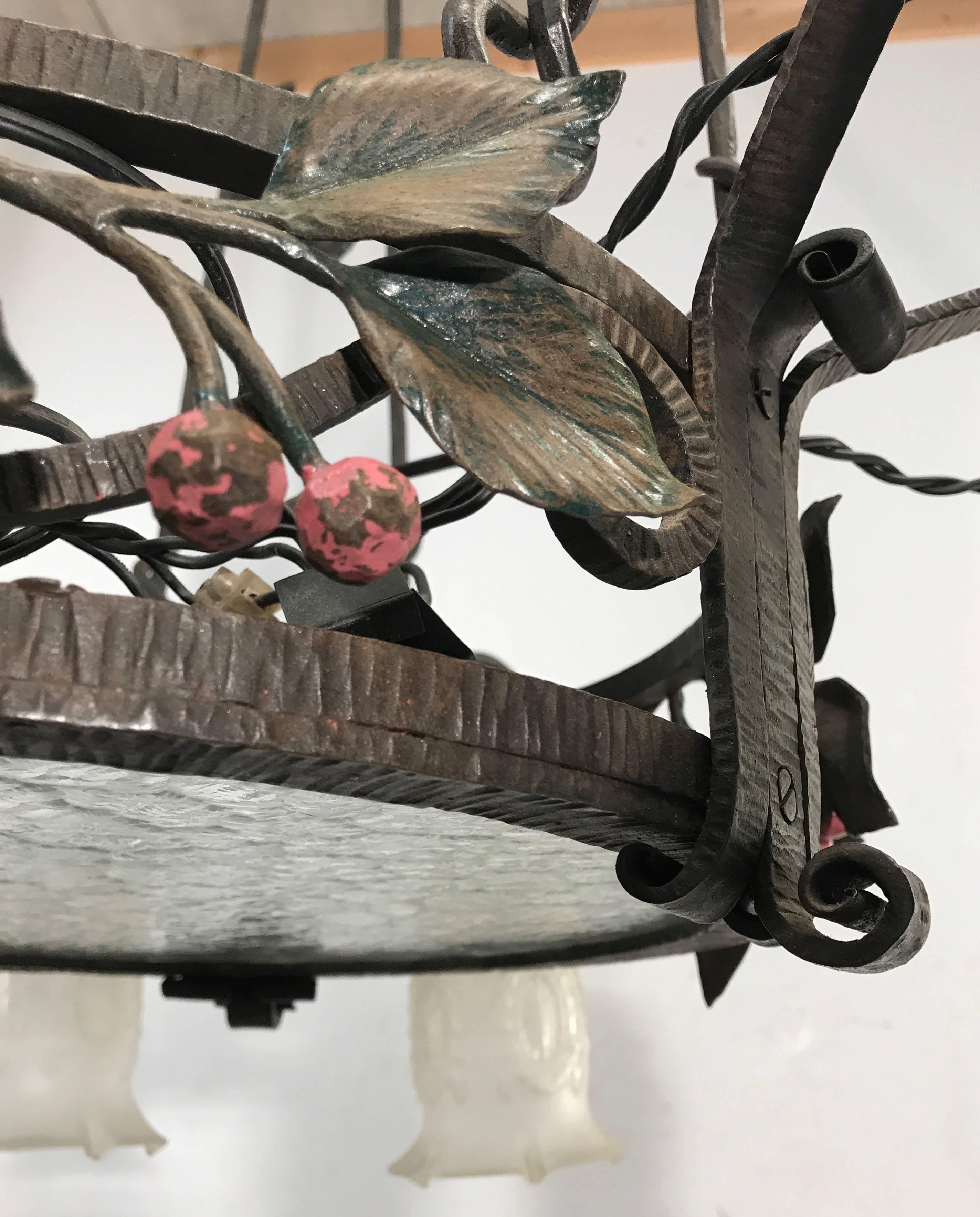 Lampadario in ferro battuto con paralumi in vetro di altissima qualità e design. in vendita 2