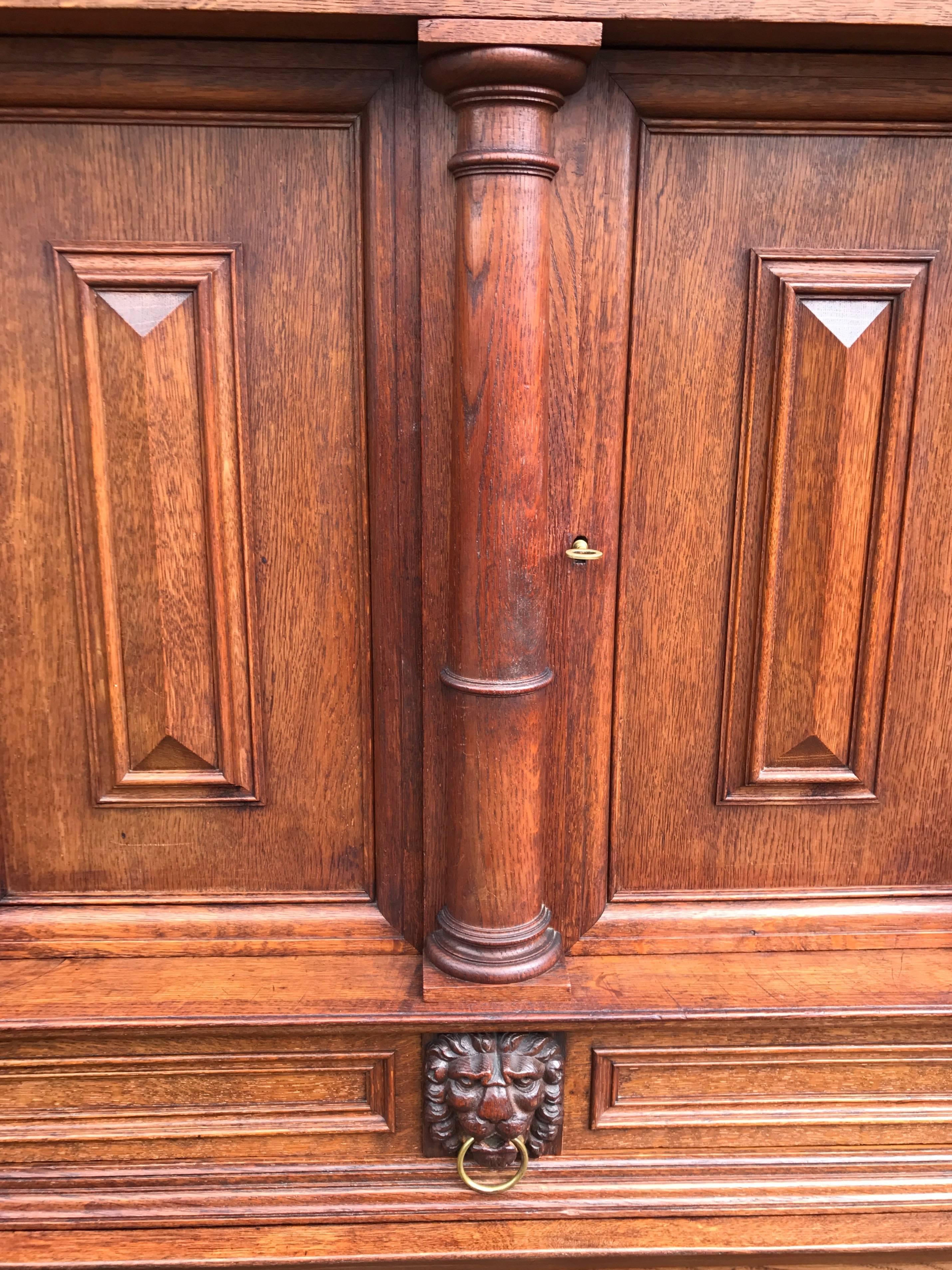 Stunning Baroque Revival Tiger Oak Cabinet with Lion Heads and Barley Twist Base In Good Condition For Sale In Lisse, NL