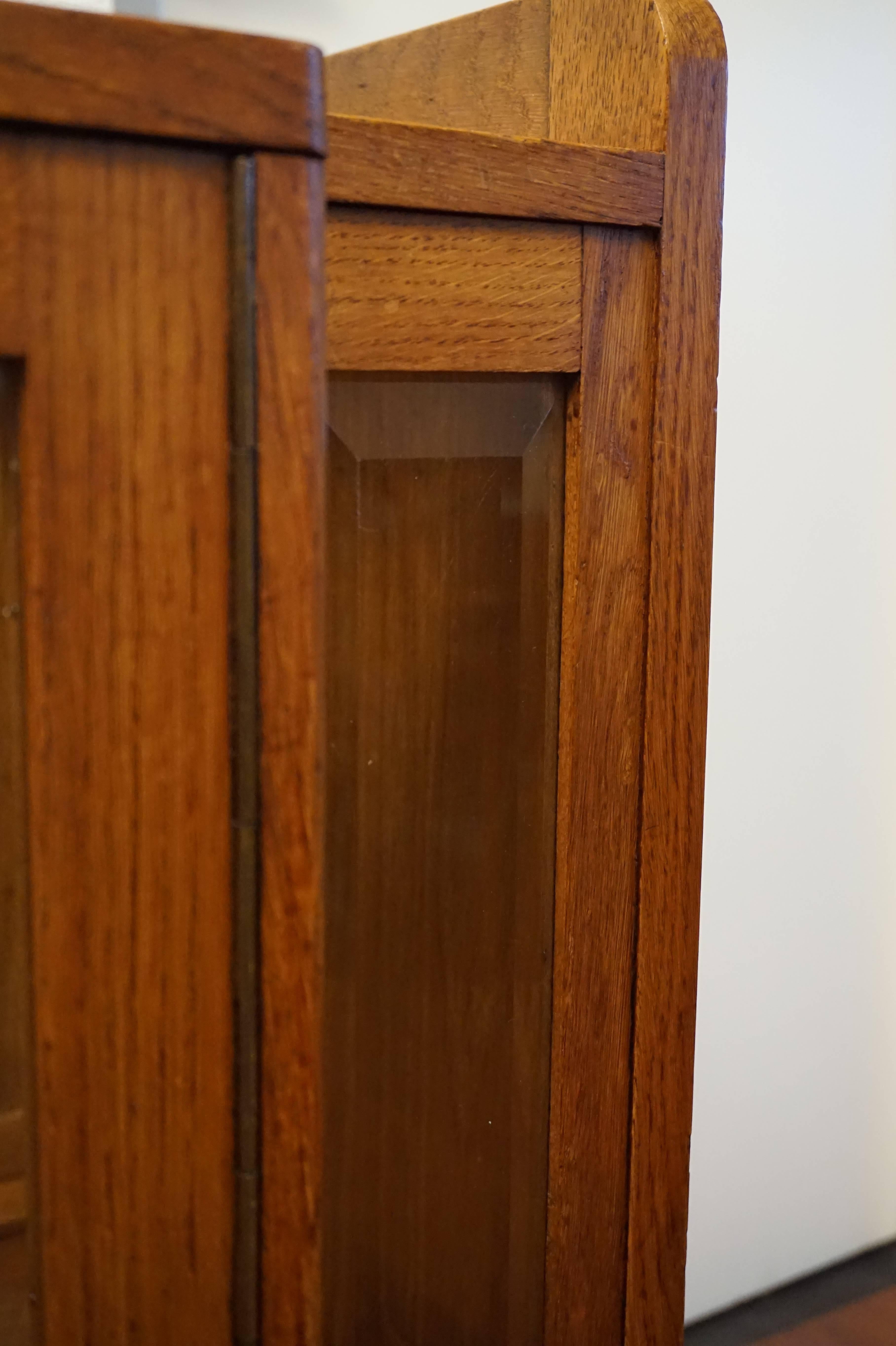 Early 20th Century Art Deco Display/Drinks Cabinet with Beveled Glass Windows 1