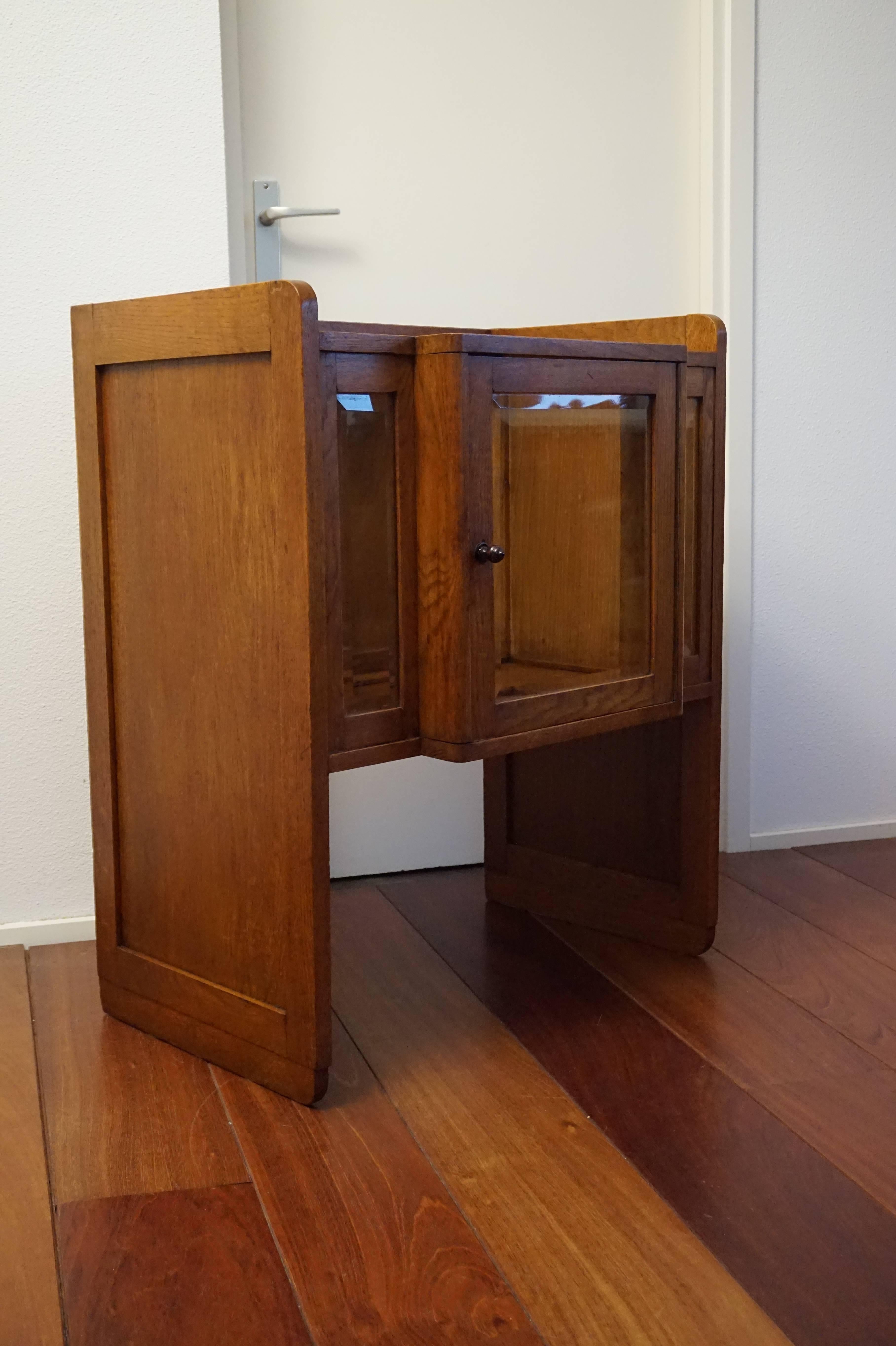 Great design and condition Art Deco cabinet.

This practical size and beautifully designed Art Deco display cabinet is in excellent condition. Apart from the open bottom half, the glass top is also a rare feature and it makes this piece extra open