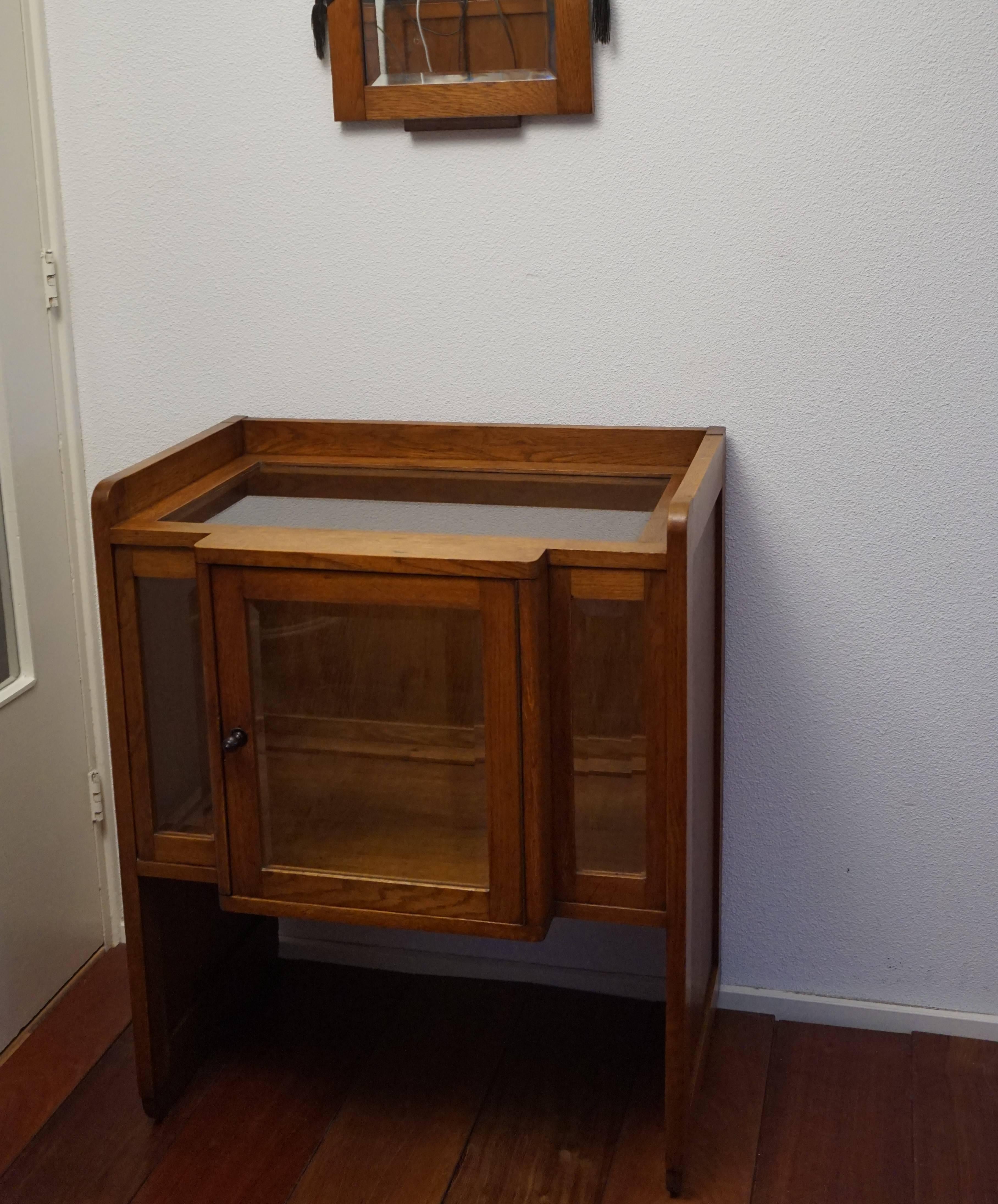 Early 20th Century Art Deco Display/Drinks Cabinet with Beveled Glass Windows 3
