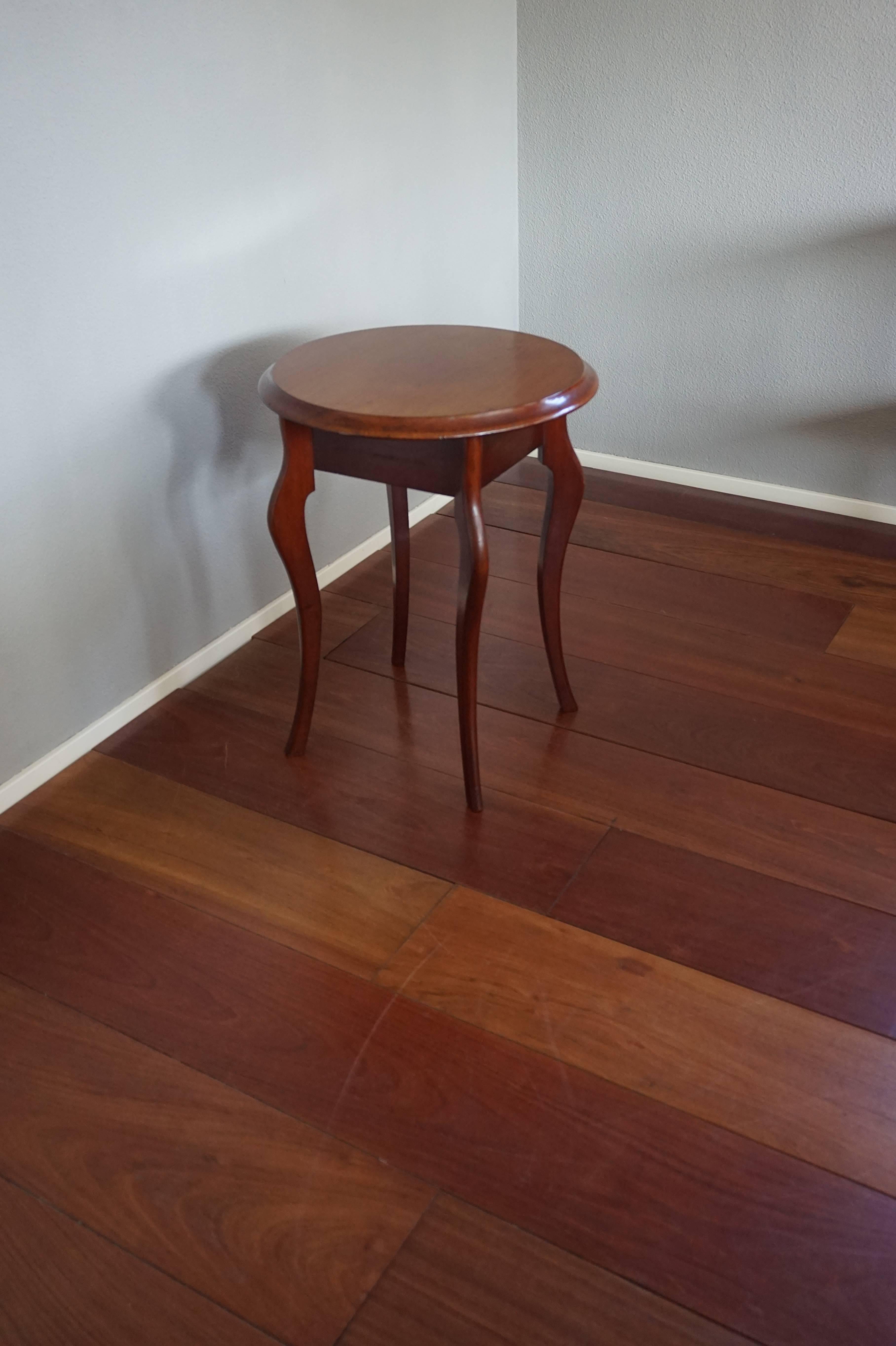 Table d'appoint Biedermeier de belle forme et de grande qualité.

Cette table d'appoint de la fin des années 1800, de forme élégante et entièrement fabriquée à la main, présente une magnifique patine. Cette table en acajou de qualité est aussi