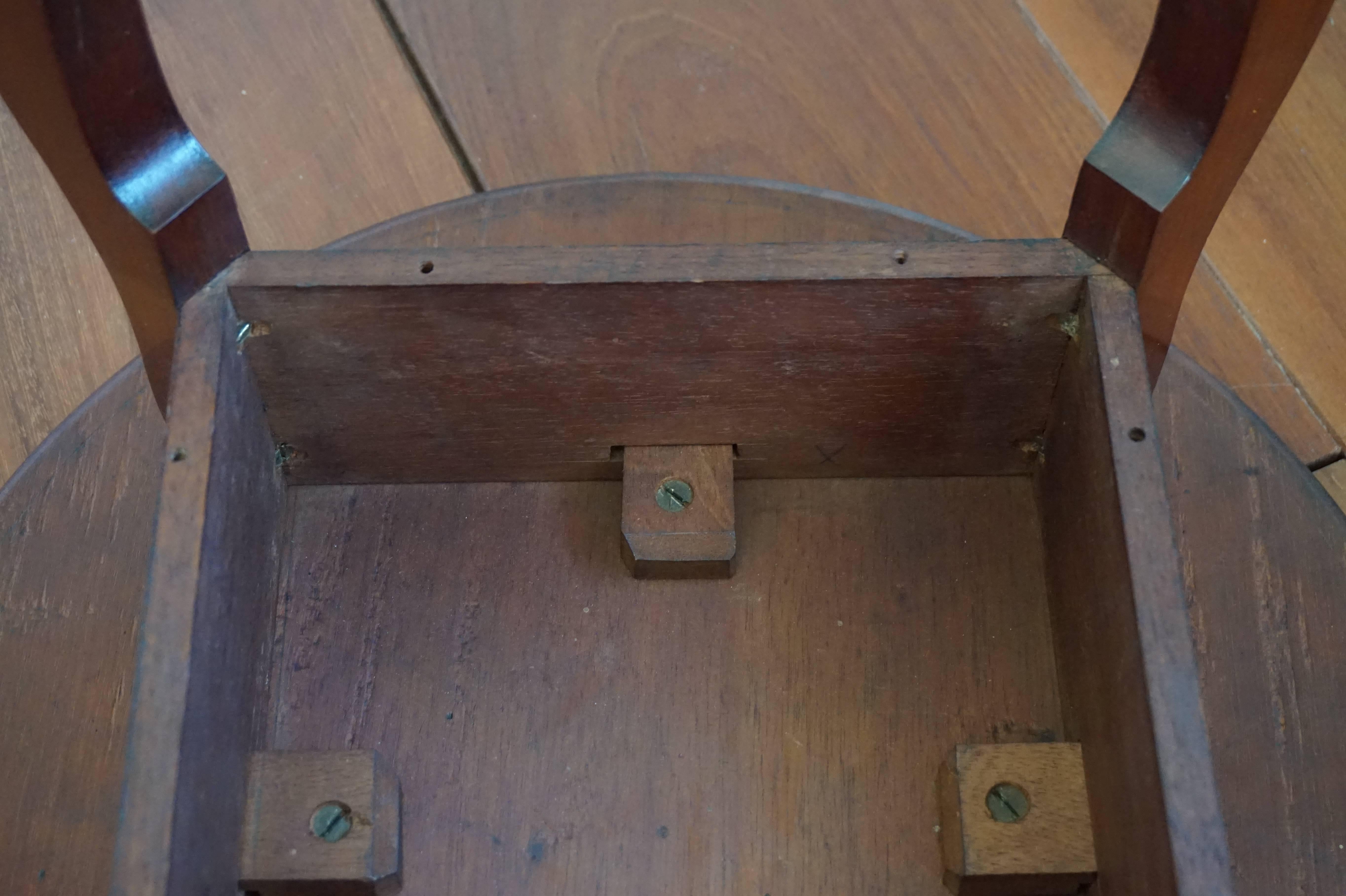 Antiker handgefertigter Beistelltisch oder Weintisch aus massivem Mahagoni, spätes 19. Jahrhundert im Zustand „Gut“ im Angebot in Lisse, NL