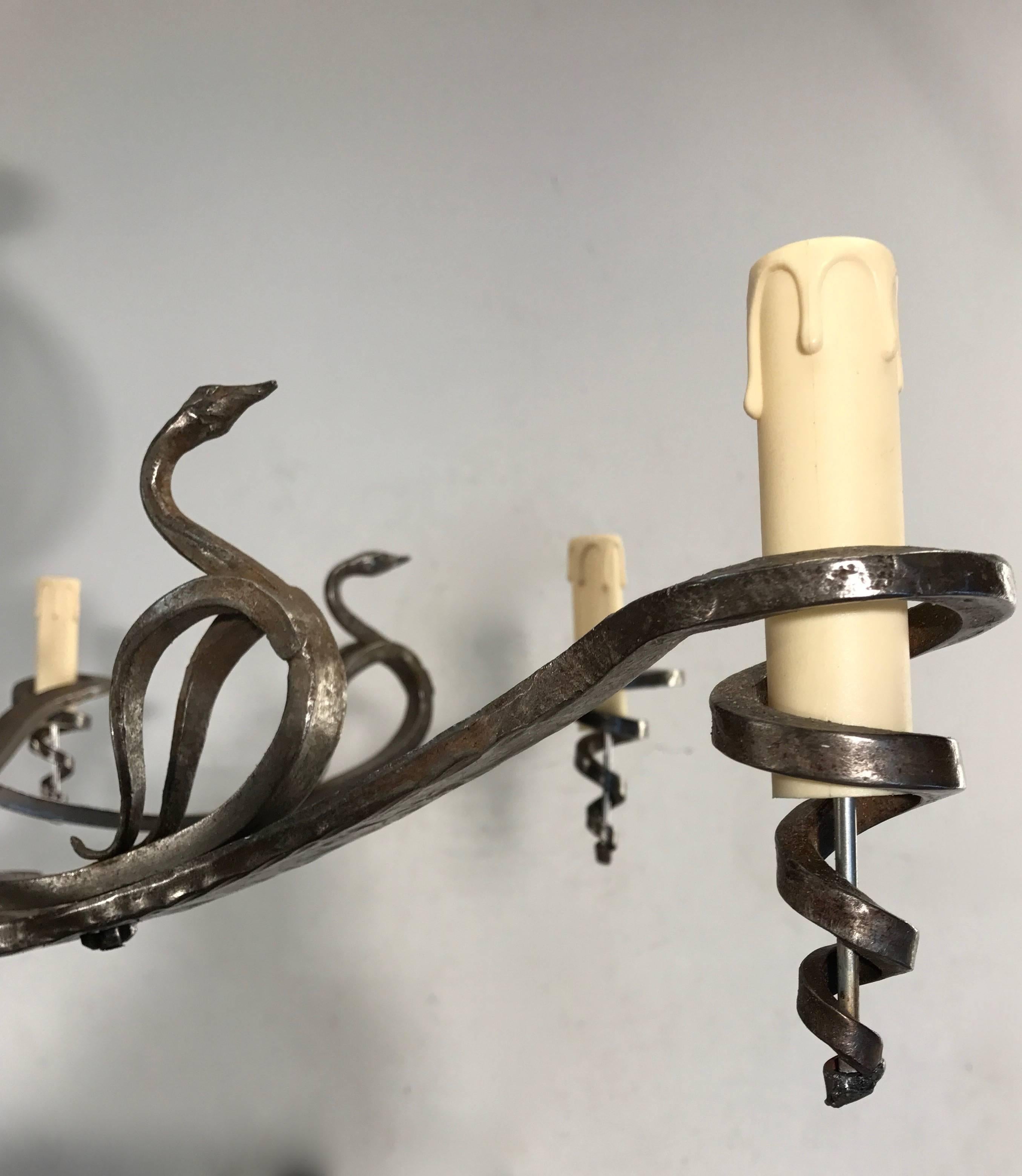 Lampadario o pendente in ferro battuto di Arti e Mestieri con sculture di cigno stilizzate in vendita 2