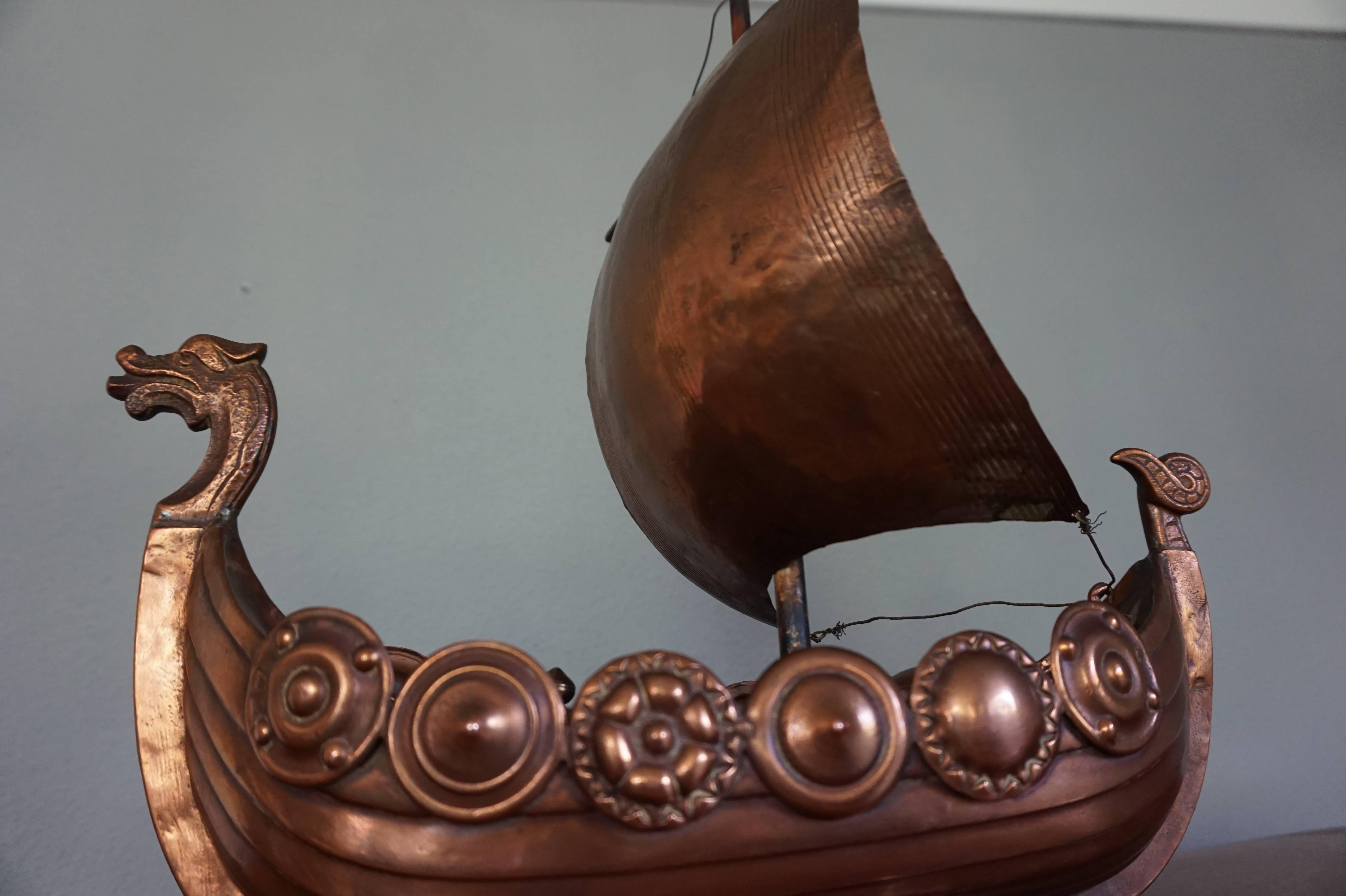 Hochwertige Wikinger-Volkskunst.

Dieses handgefertigte, realistische und detaillierte Wikingerschiff wurde zweifelsohne von einem skandinavischen Handwerker entworfen und hergestellt. Dieses beeindruckende Tischobjekt ist ein ausgewogenes Modell
