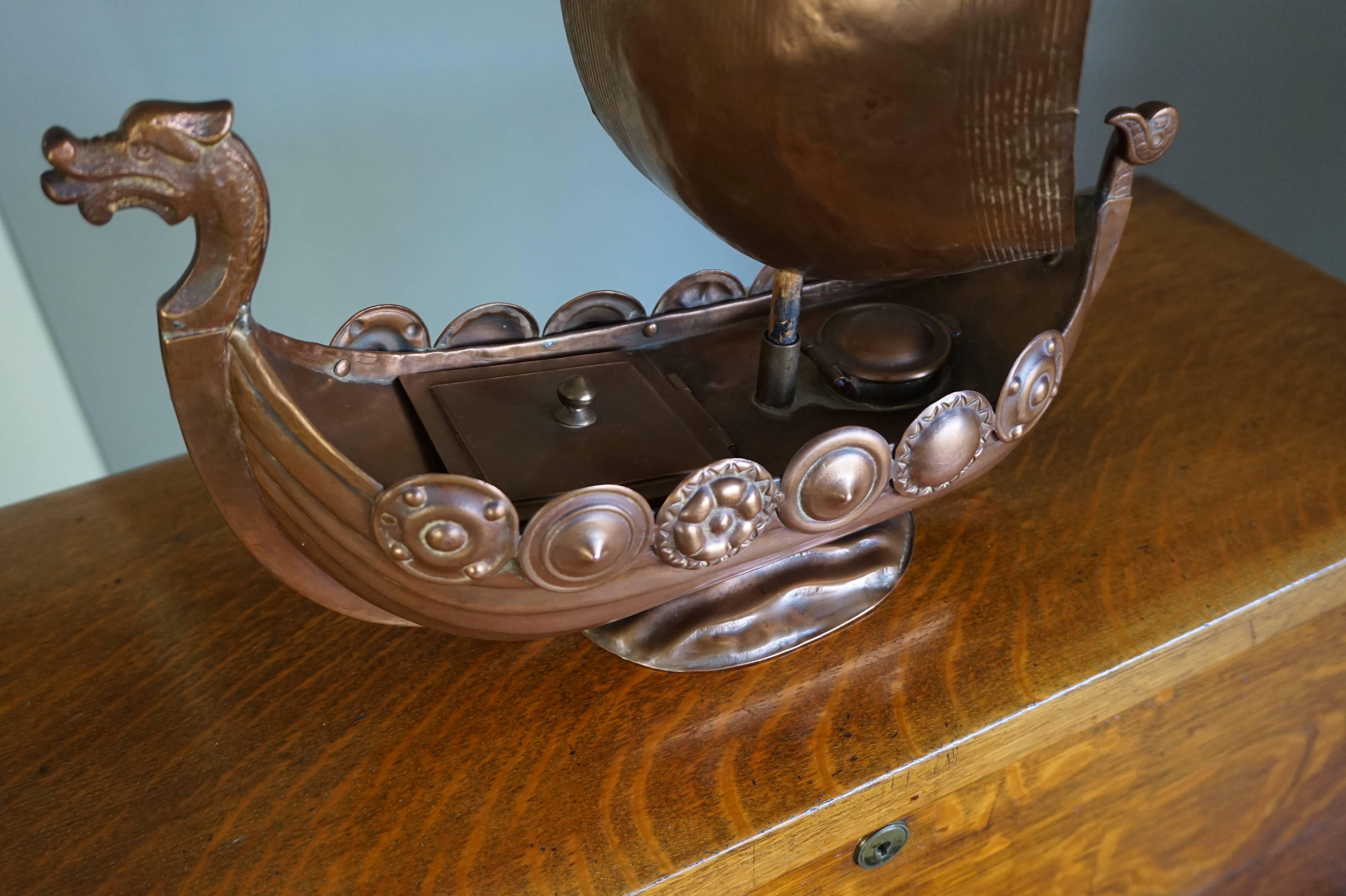 Européen Table de bateau Viking unique en cuivre d'artisanat avec boucliers et boîtes sur le pont en vente