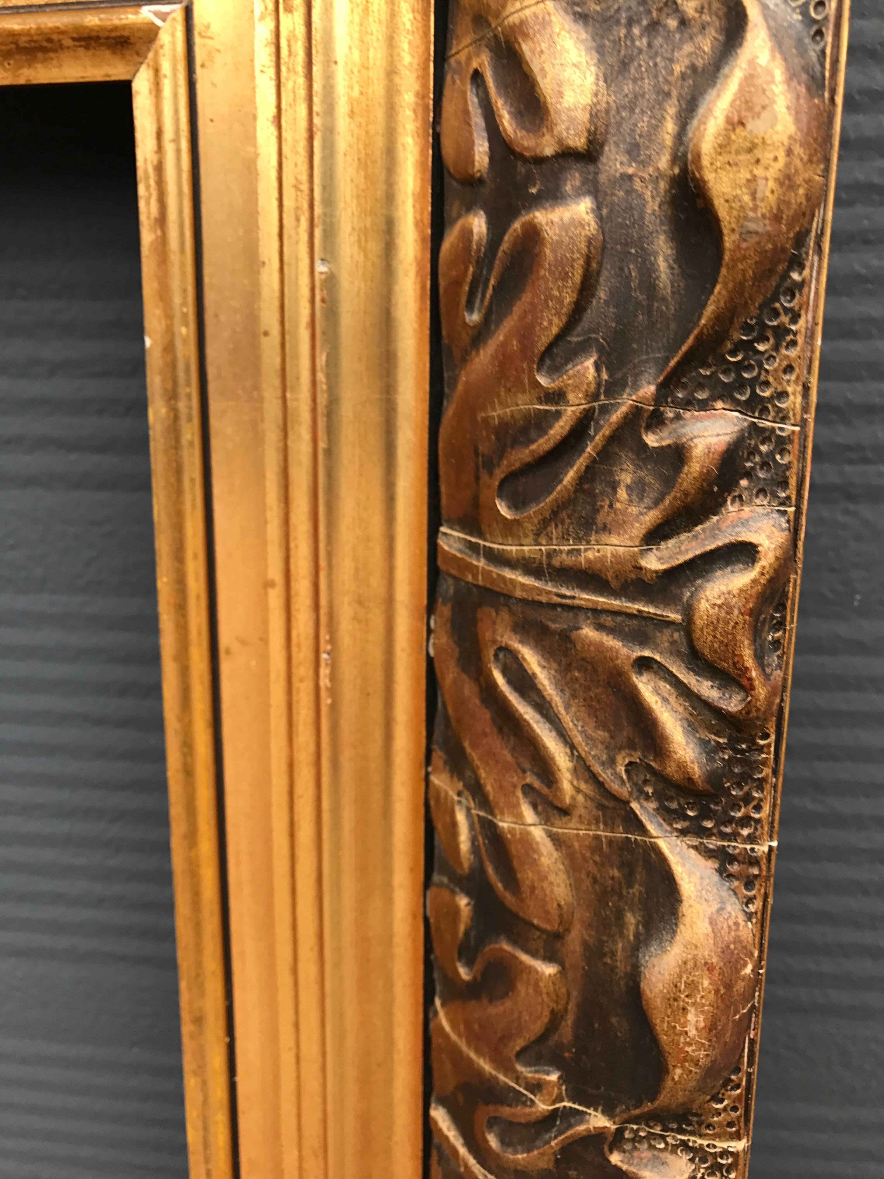 20ième siècle Grande peinture ou cadre de miroir ancien doré décoratif avec motifs de feuilles en vente