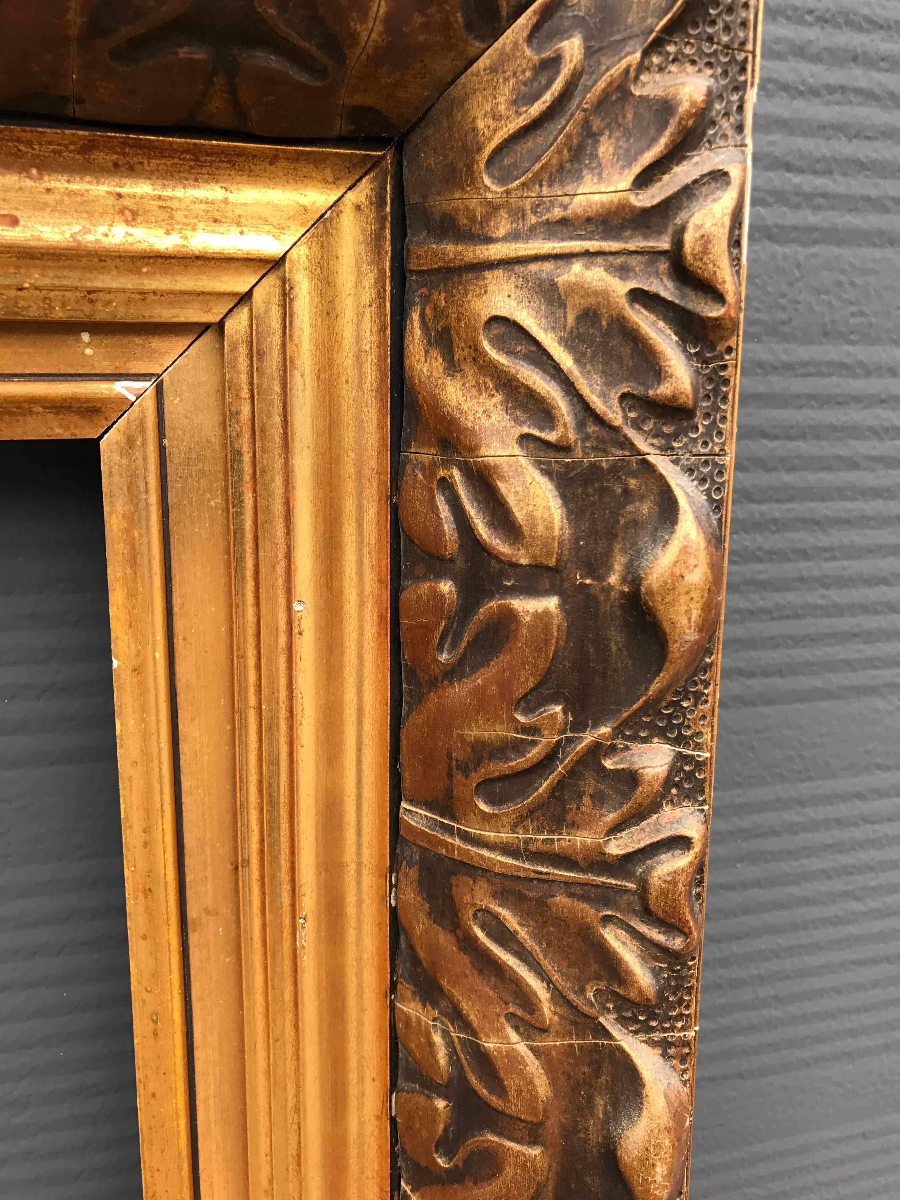 Argile Grande peinture ou cadre de miroir ancien doré décoratif avec motifs de feuilles en vente
