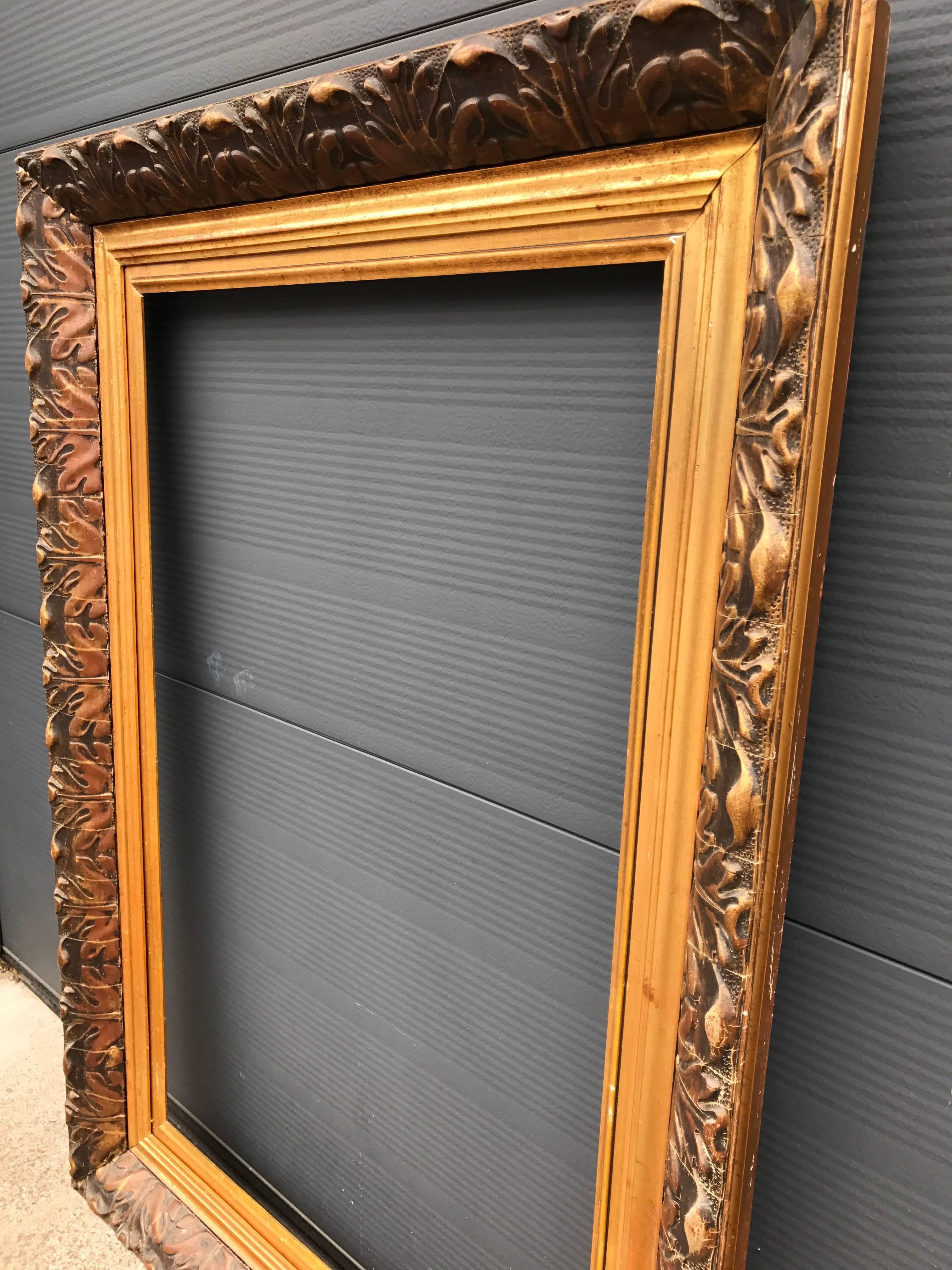 Grande peinture ou cadre de miroir ancien doré décoratif avec motifs de feuilles en vente 1