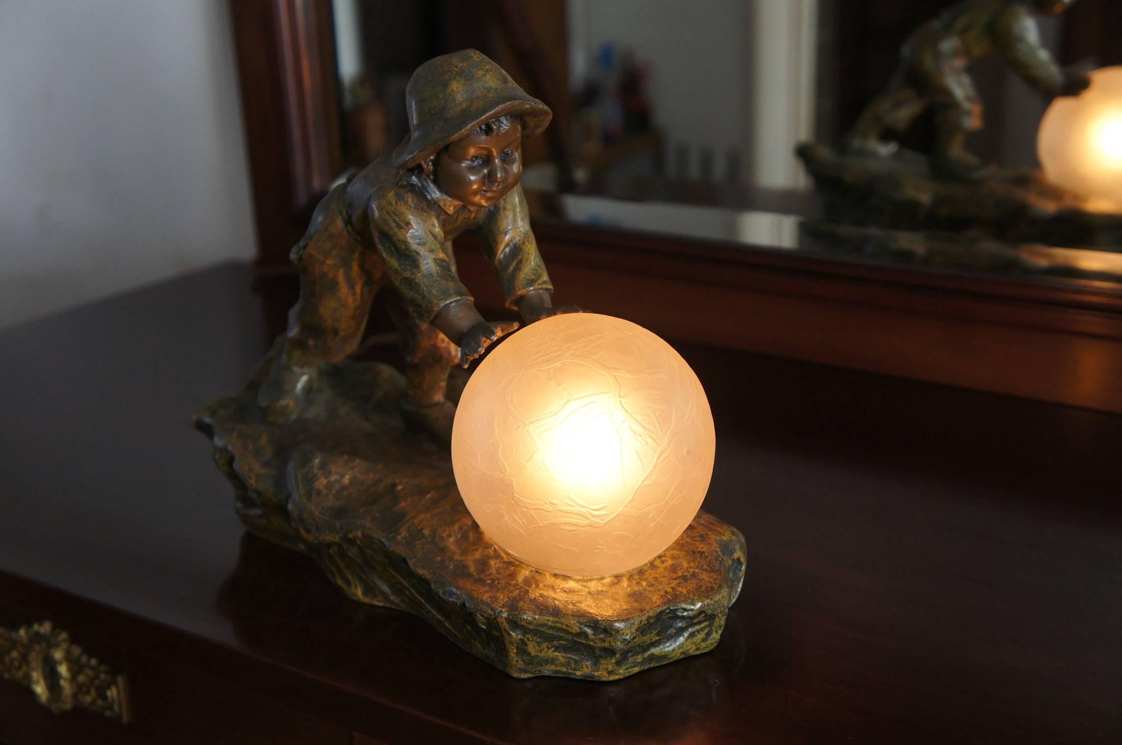 Européen Lampe de bureau ou de table ancienne ludique Jugendstil Boy and Snowball par A. de Ranieri en vente