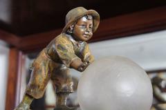 Lampada da tavolo o da scrivania giocosa e antica Jugendstil Boy and Snowball di A. de Ranieri