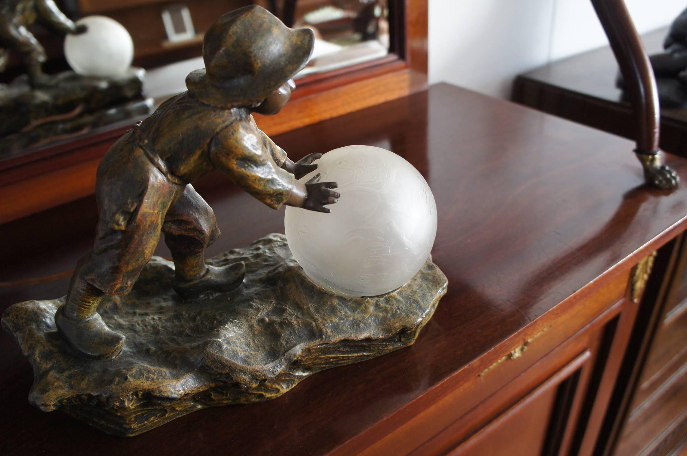 Effet bronze Lampe de bureau ou de table ancienne ludique Jugendstil Boy and Snowball par A. de Ranieri en vente