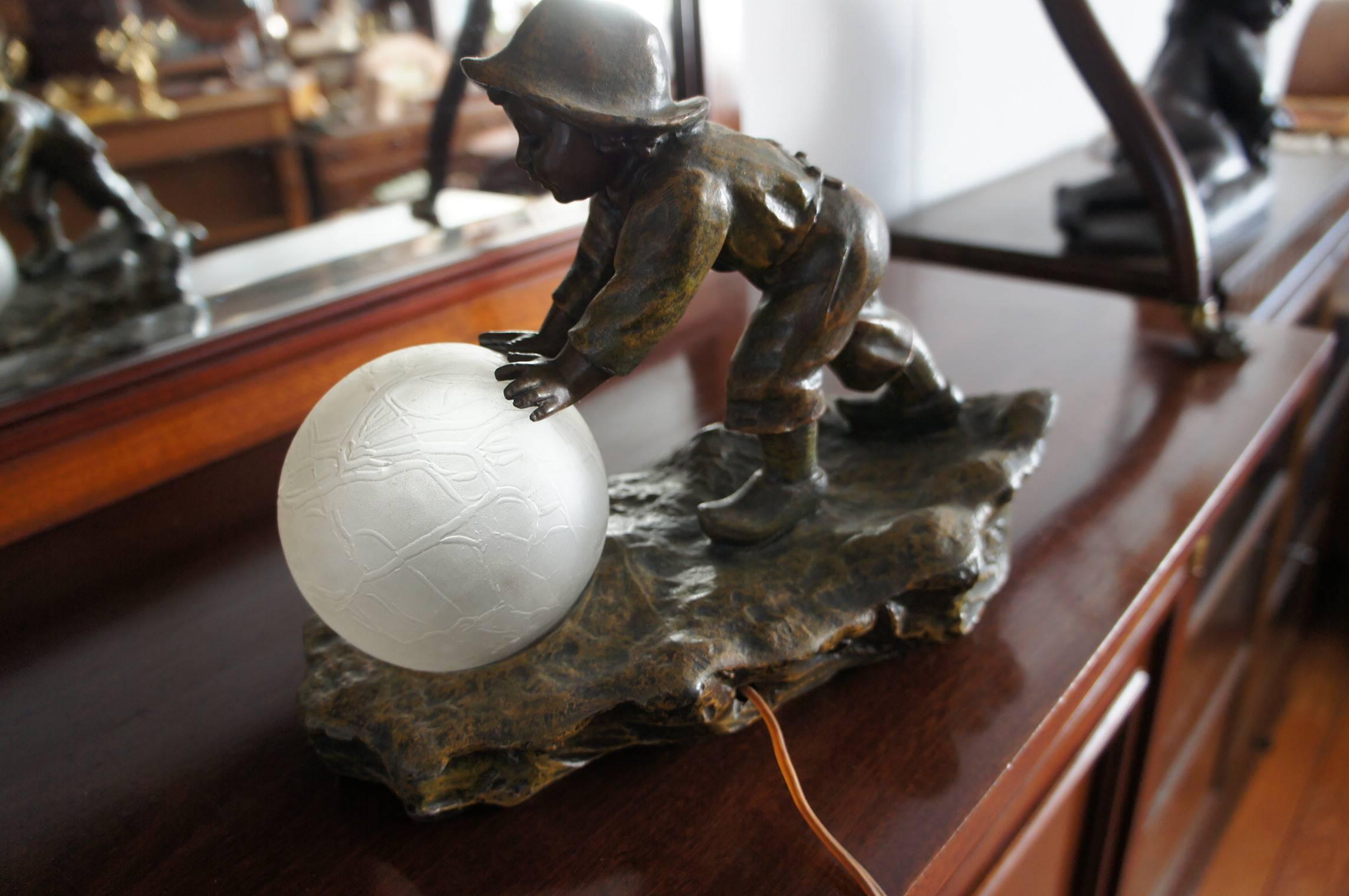 Lampe de bureau ou de table ancienne ludique Jugendstil Boy and Snowball par A. de Ranieri en vente 1
