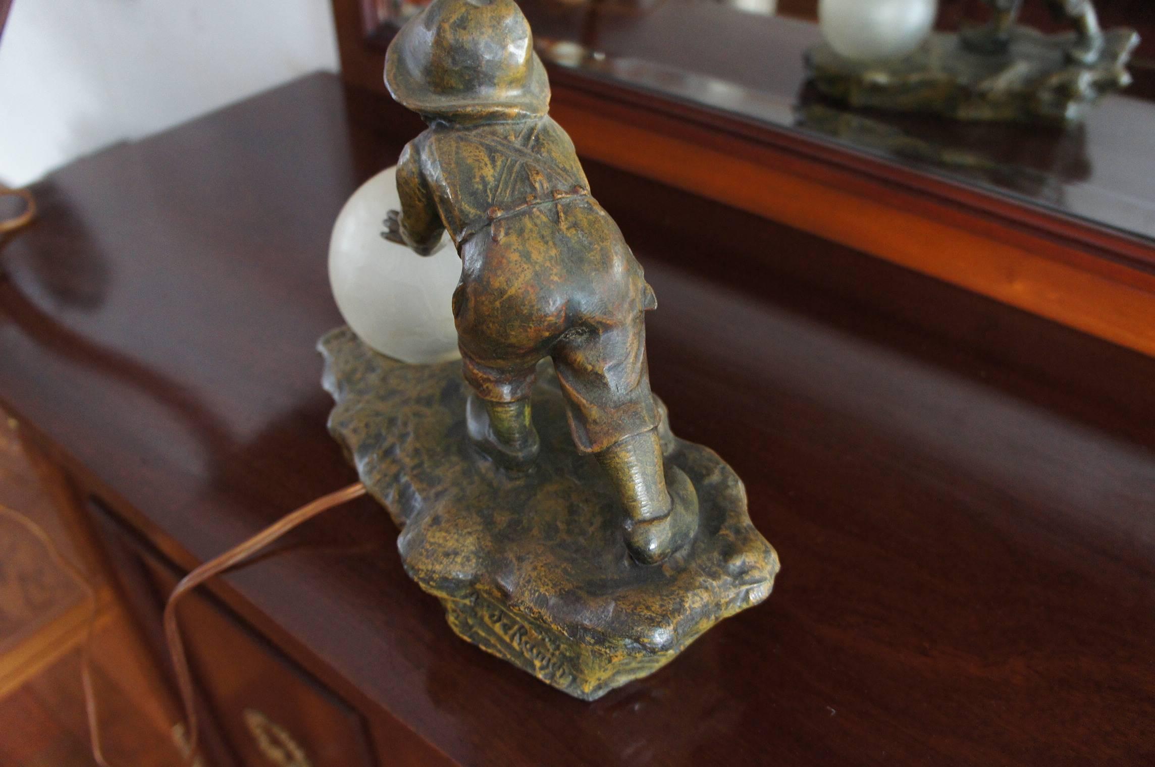 Lampe de bureau ou de table ancienne ludique Jugendstil Boy and Snowball par A. de Ranieri en vente 2