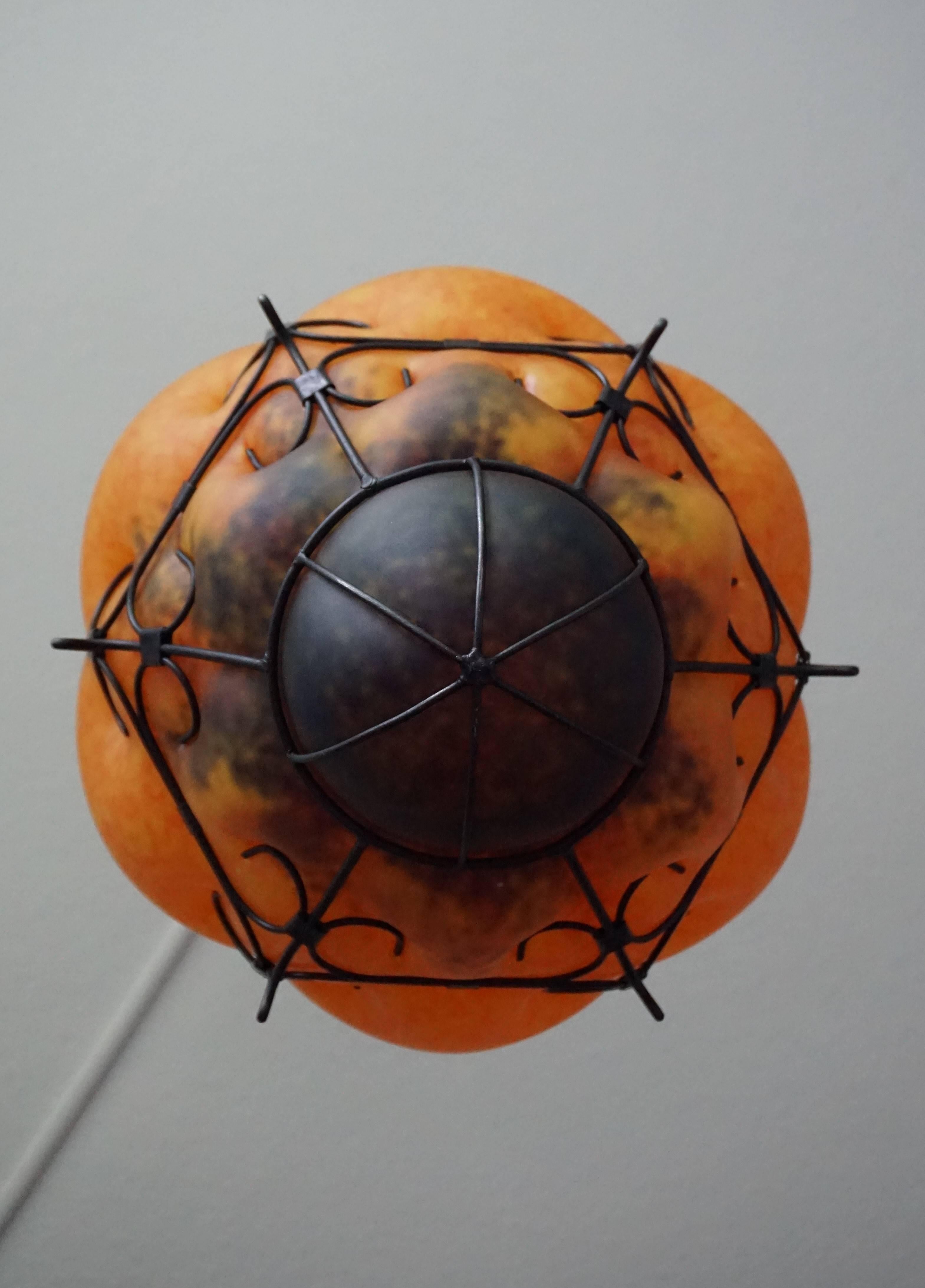 Arts and Crafts Remarquable lampe à suspension en verre soufflé à la bouche Pate de Verre de Murano dans un cadre métallique en vente