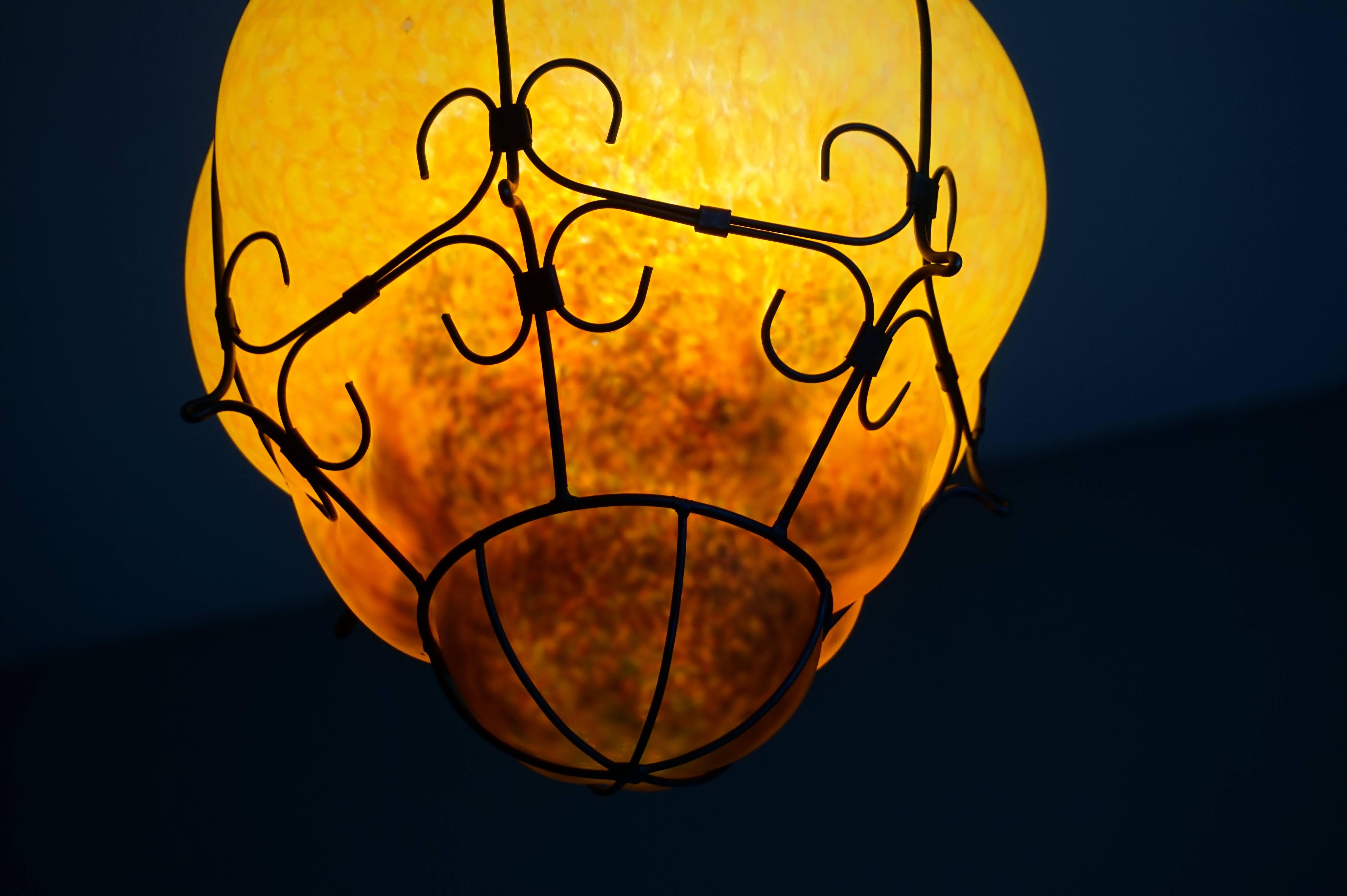 Remarquable lampe à suspension en verre soufflé à la bouche Pate de Verre de Murano dans un cadre métallique Excellent état - En vente à Lisse, NL