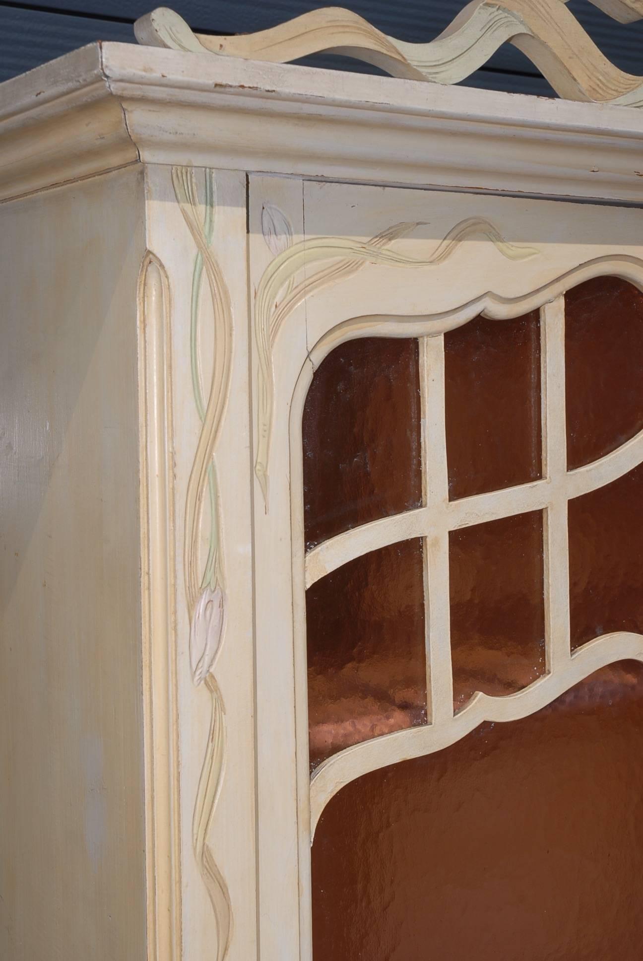French Art Nouveau Hand-Carved and Painted Cupboard / Wardrobe / Display Cabinet In Good Condition In Lisse, NL