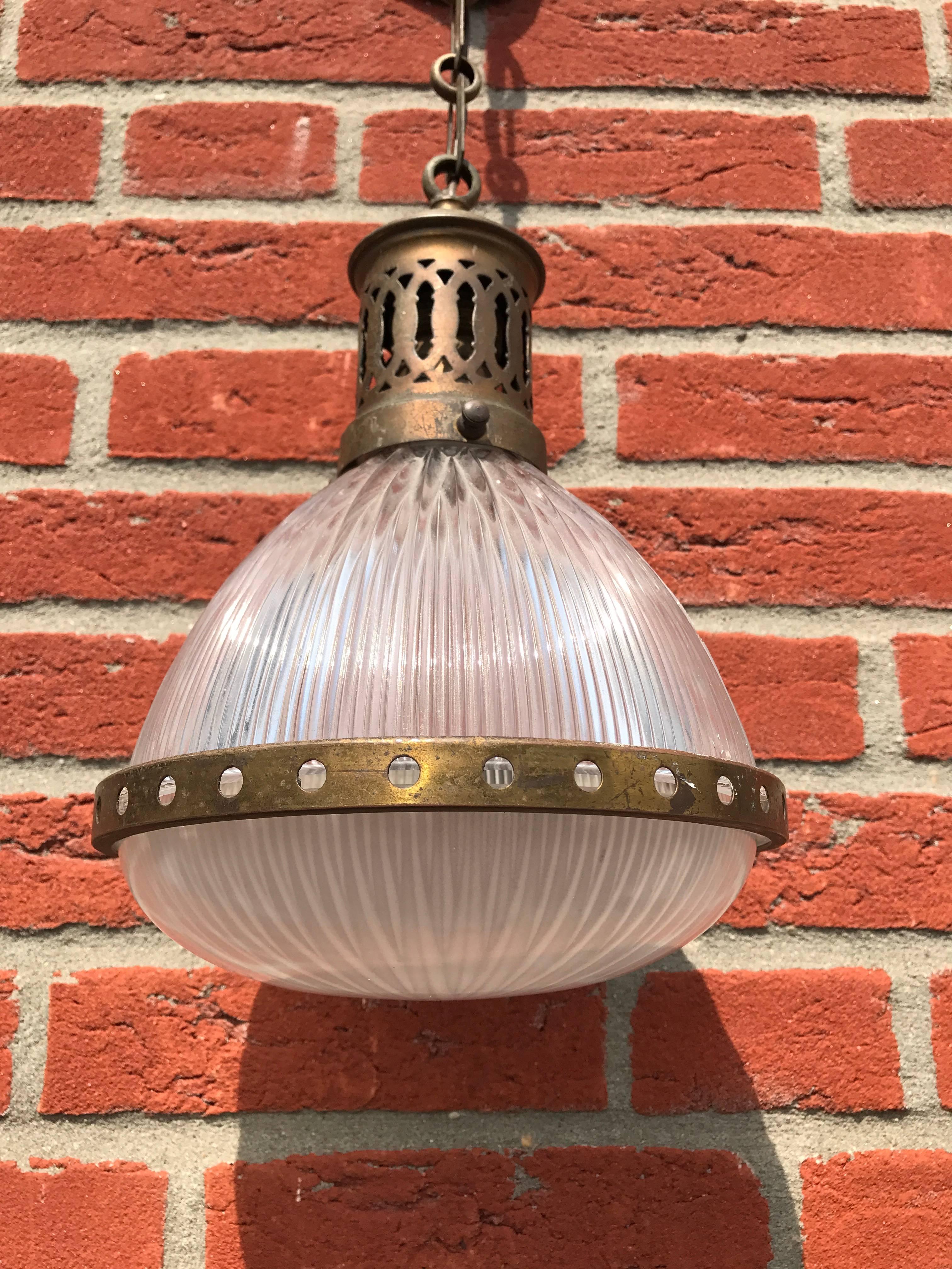 Small and striking Art Deco pendant, circa 1930.

If you are looking for the ideal pendant to light up your entrance, restroom or small bedroom than look no further. This fine Art Deco ceiling lamp with stunning glass shades is marked by Holophane