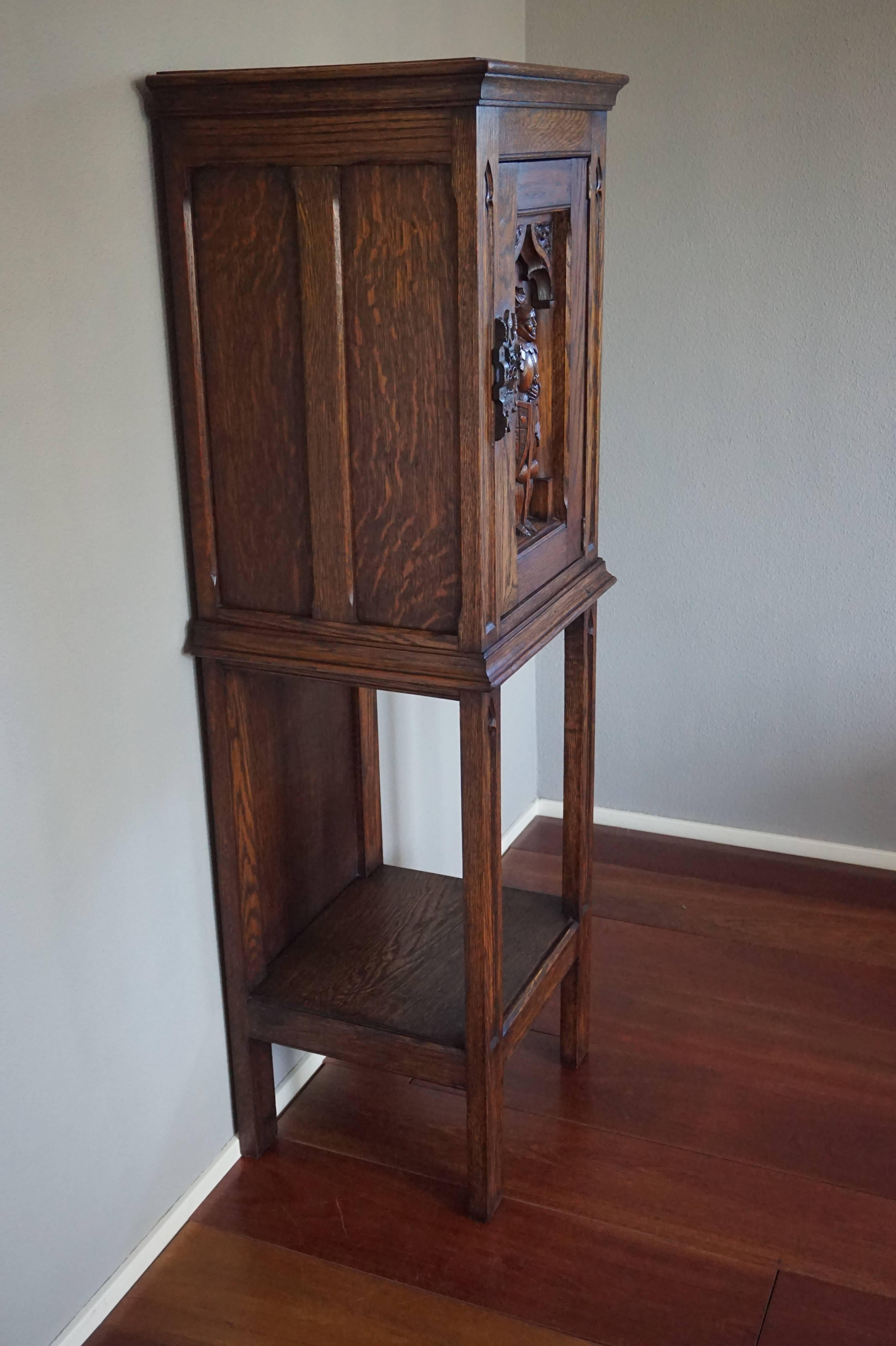 Gothic Revival Oak Dry Bar / Hallway Cabinet with Carved Knight & Cast Iron Lock In Excellent Condition In Lisse, NL