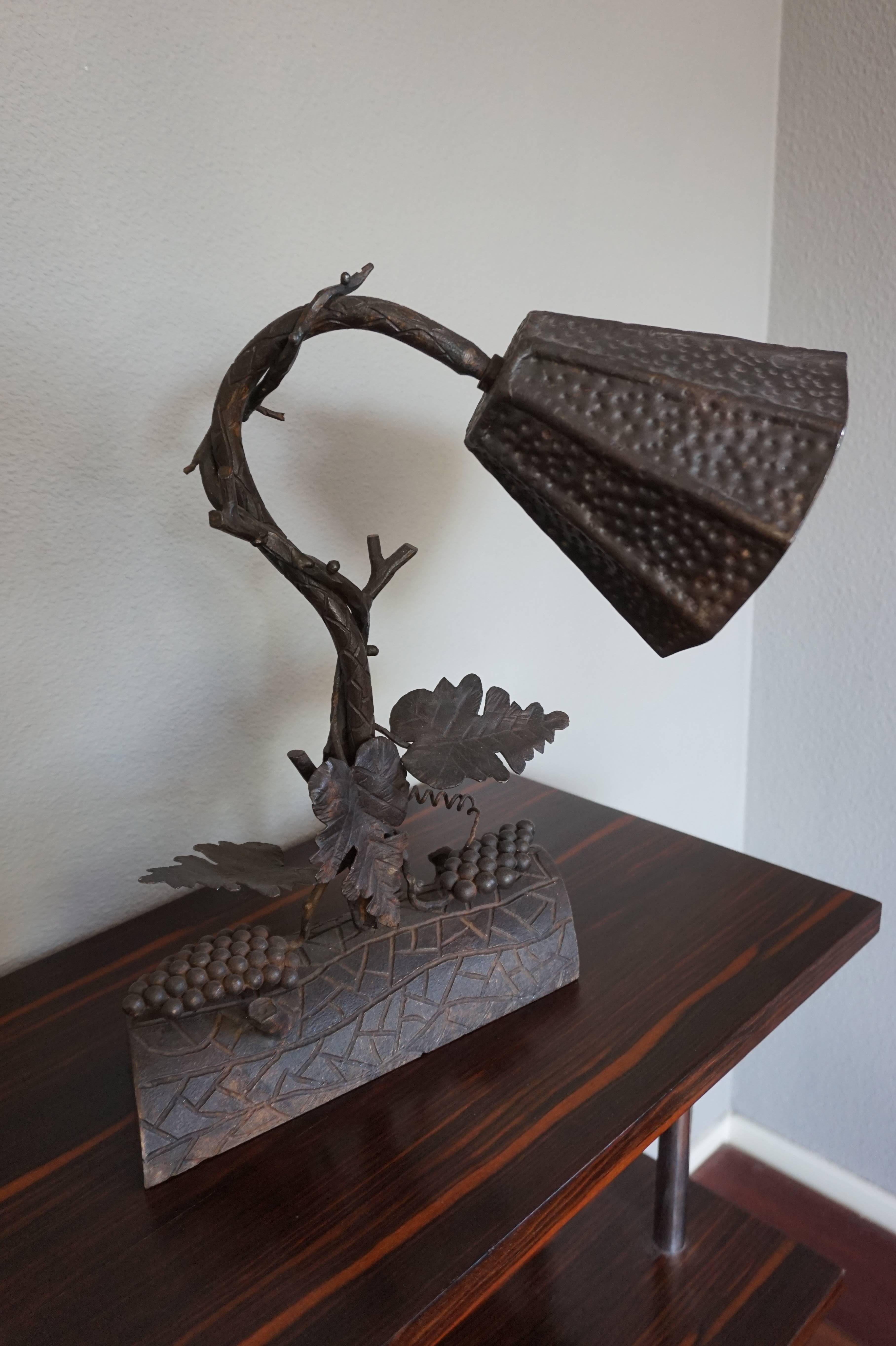 Lampe de table ou de bureau en fer forgé organique Arts and Crafts forgé au feu, recâblée en vente 1
