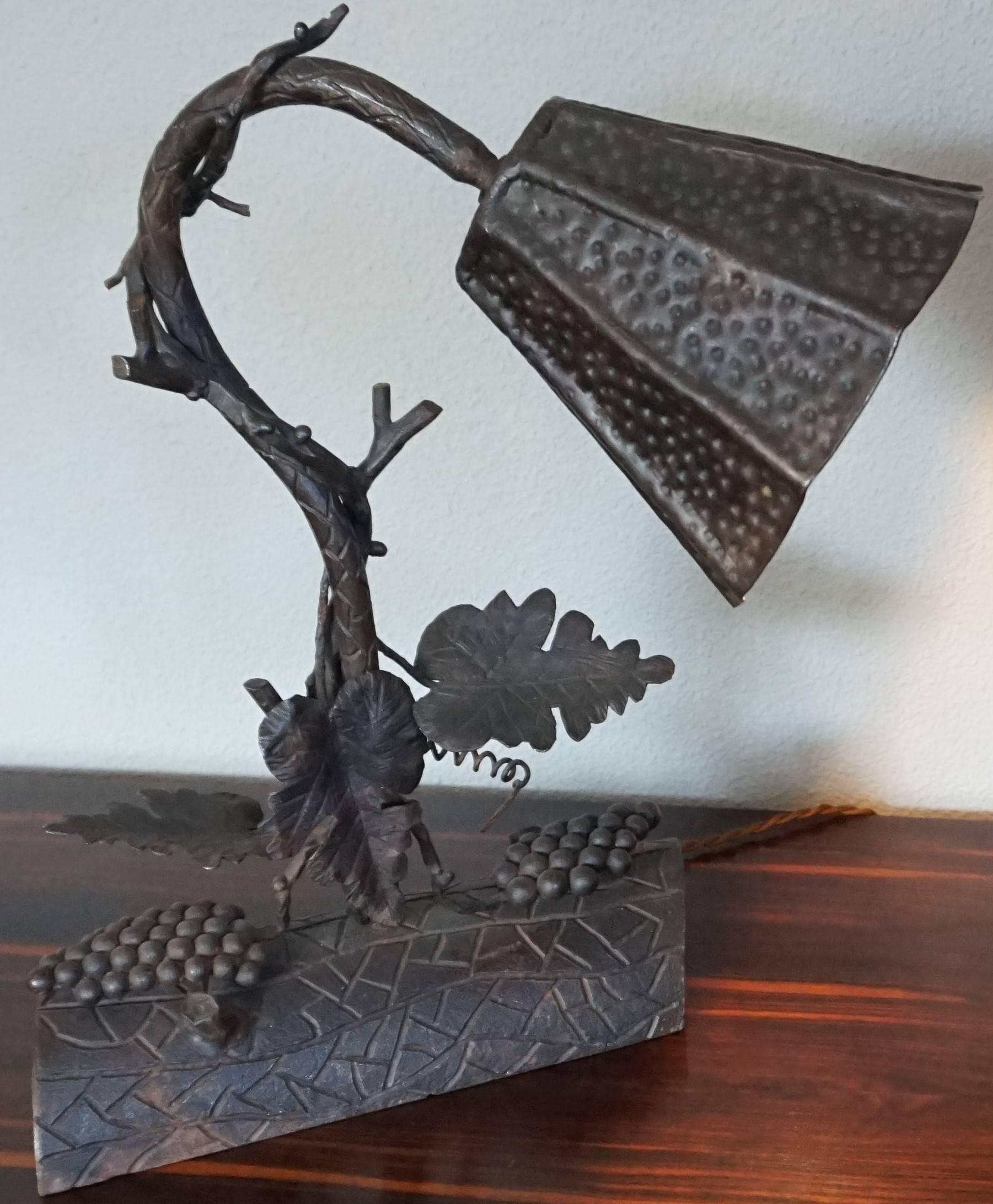 Forêt-Noire Lampe de table ou de bureau en fer forgé organique Arts and Crafts forgé au feu, recâblée en vente