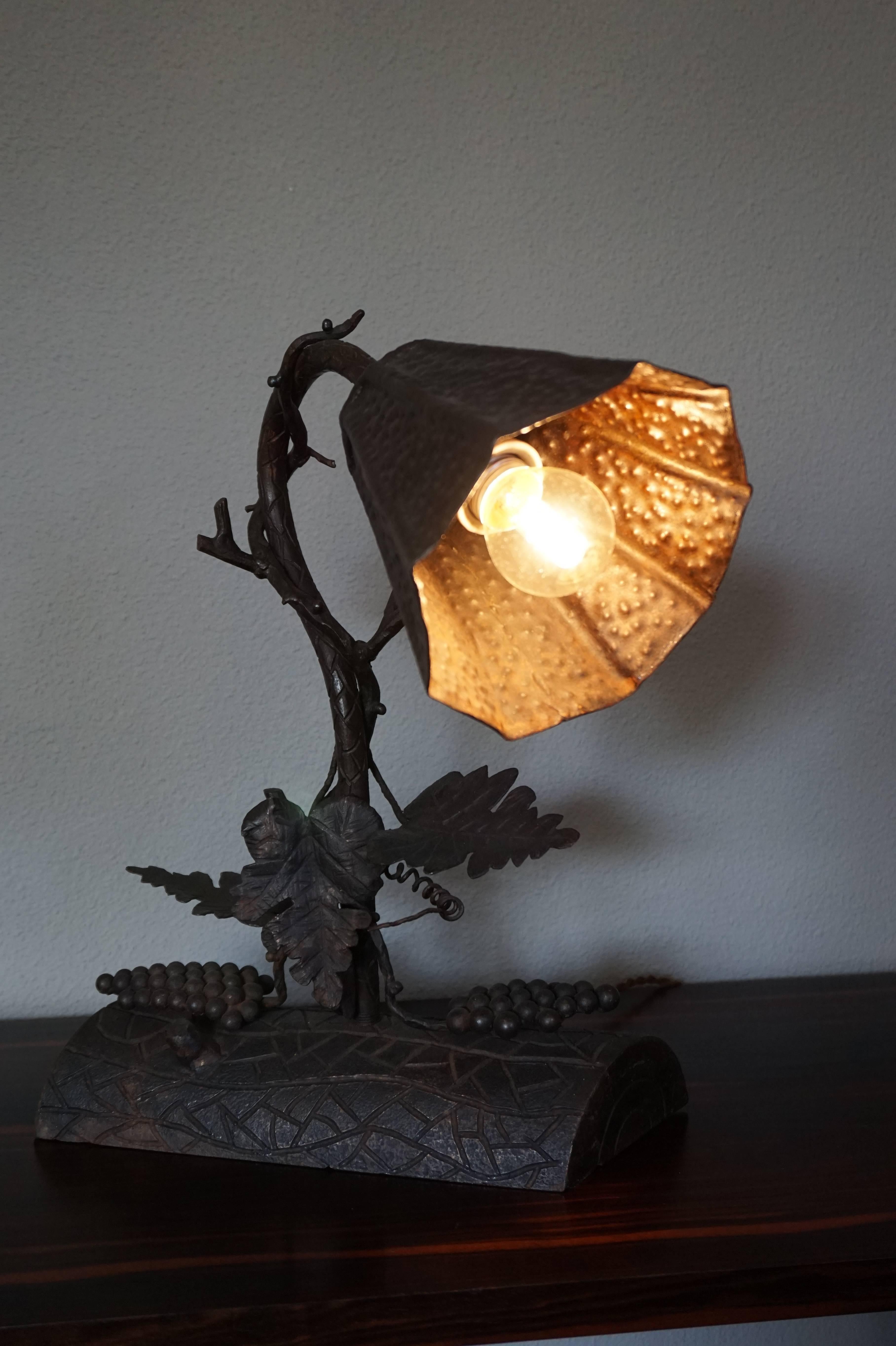 Fait main Lampe de table ou de bureau en fer forgé organique Arts and Crafts forgé au feu, recâblée en vente