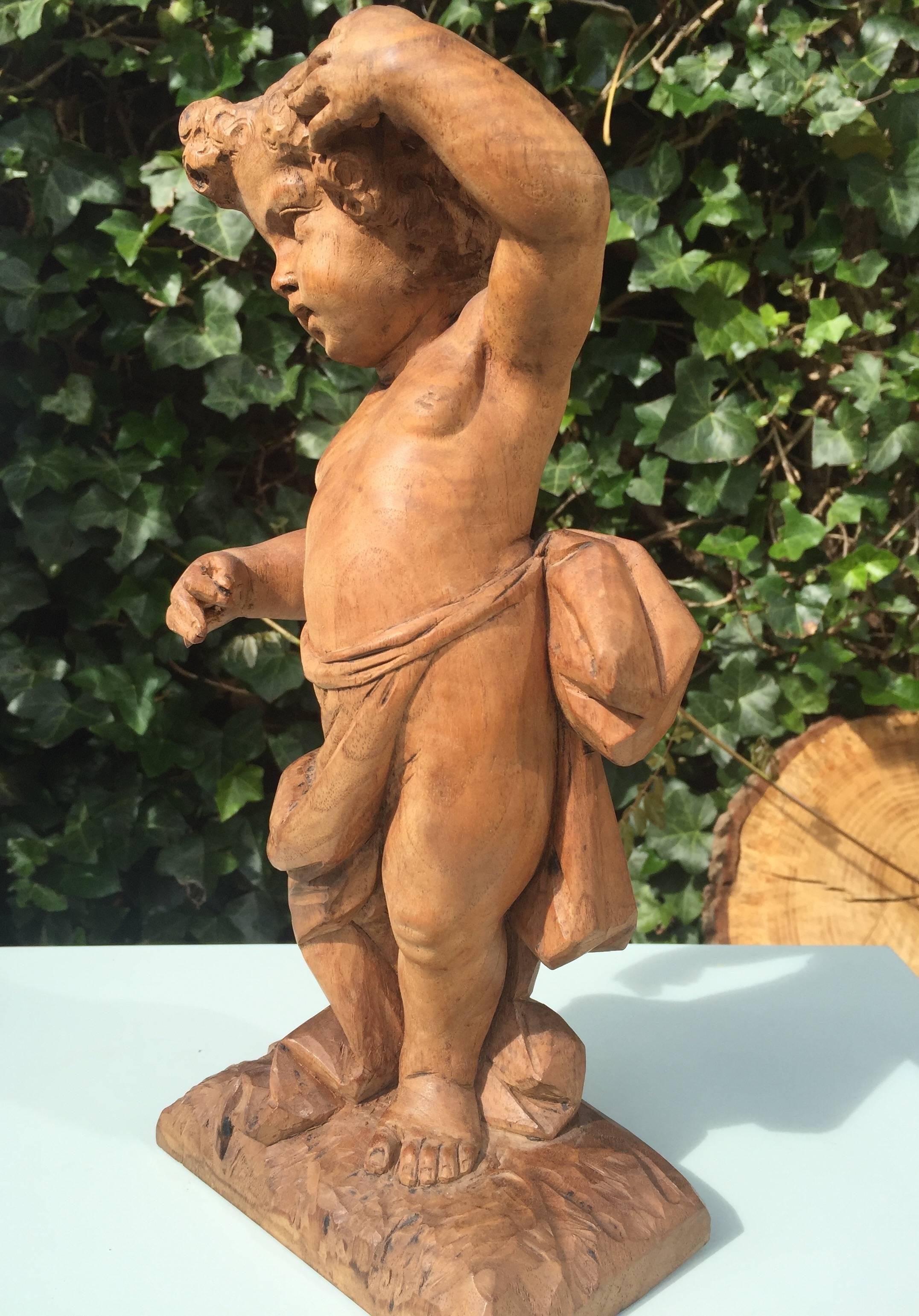 Français Sculpture de garçon en bois de noyer sculptée à la main au début du 19e siècle en vente