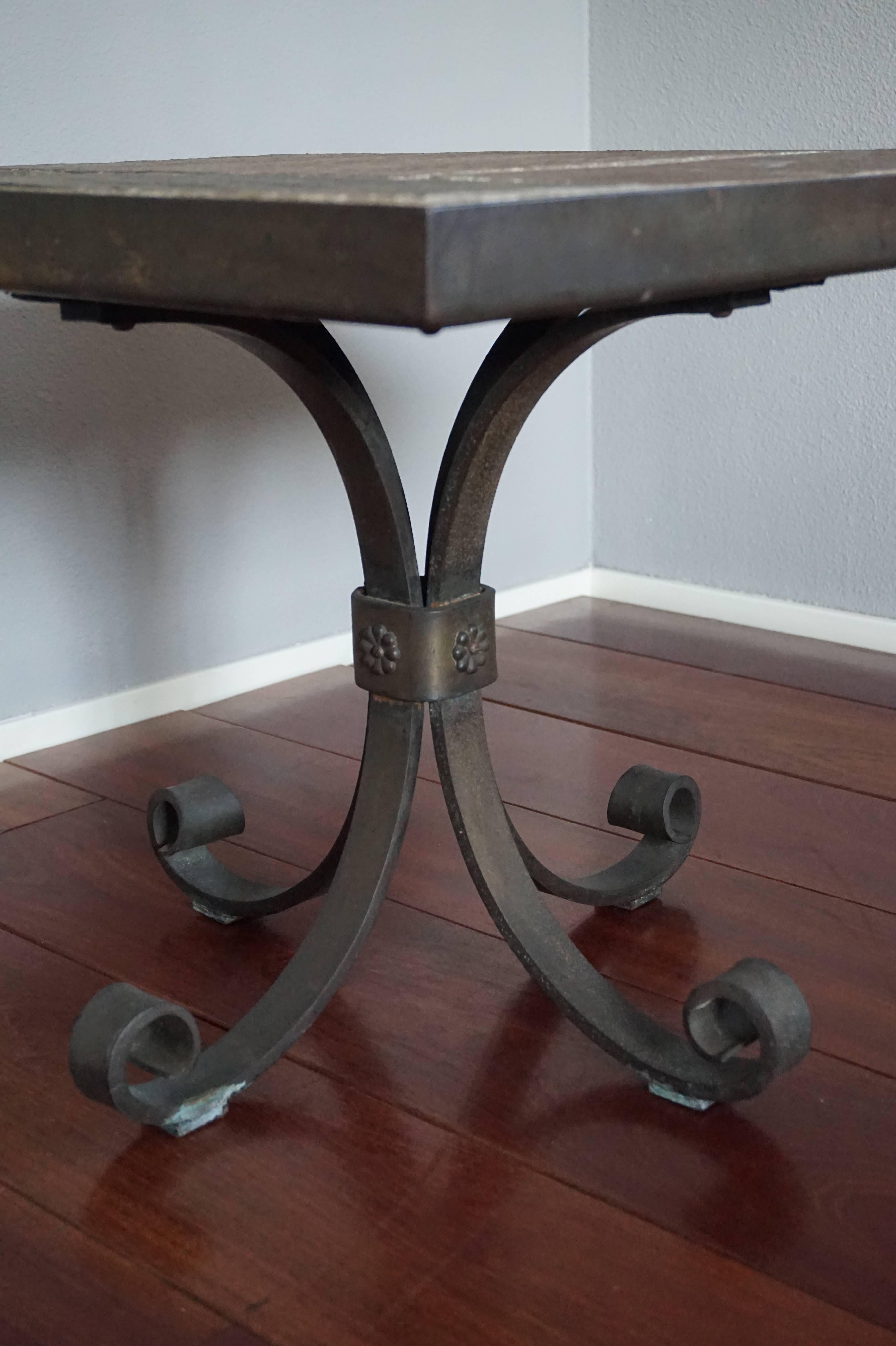 Brutalisme Table d'appoint ou table basse brutaliste unique avec plateau en pierre de ardoise et base en fer forgé en vente