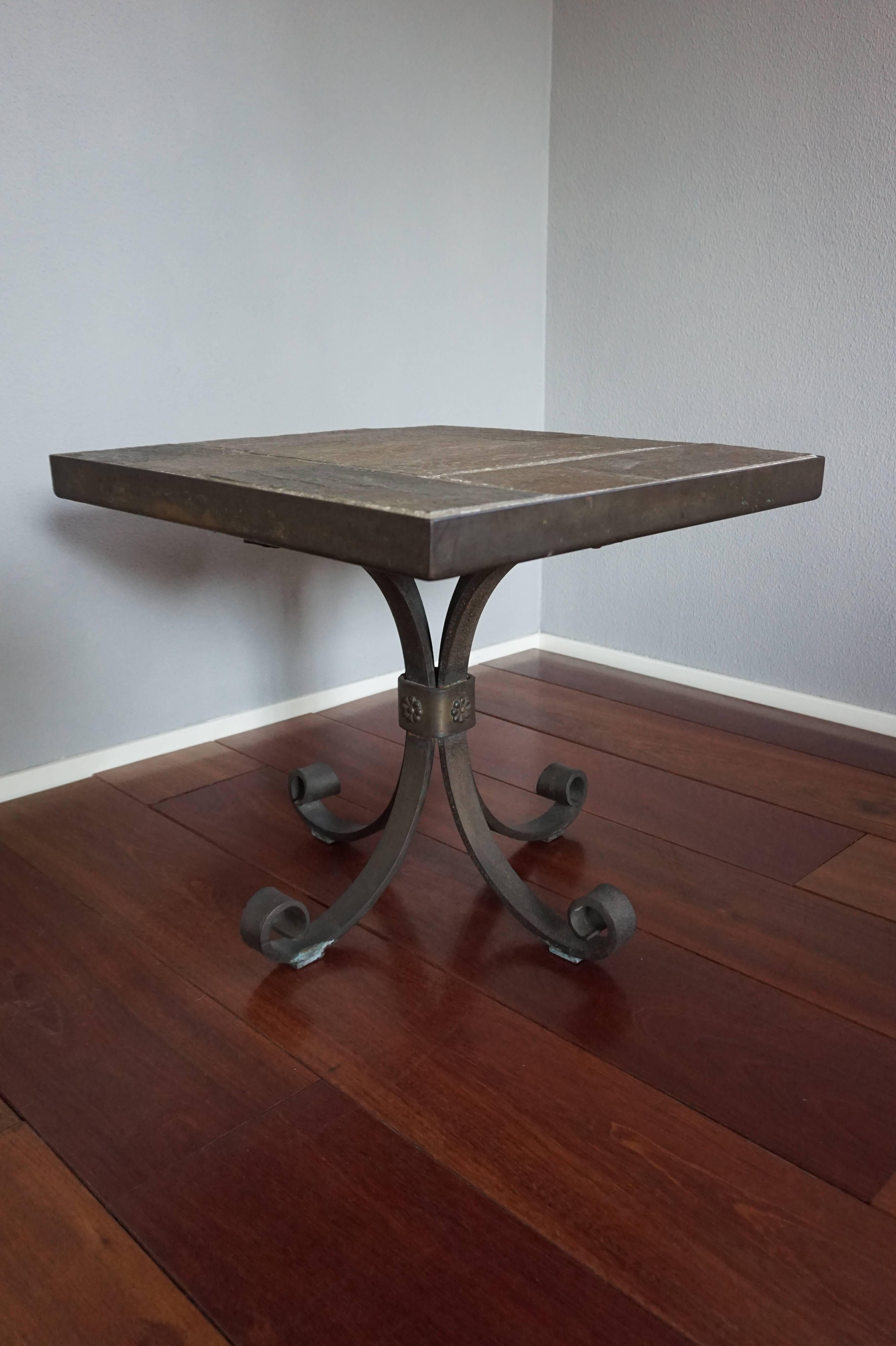 Néerlandais Table d'appoint ou table basse brutaliste unique avec plateau en pierre de ardoise et base en fer forgé en vente