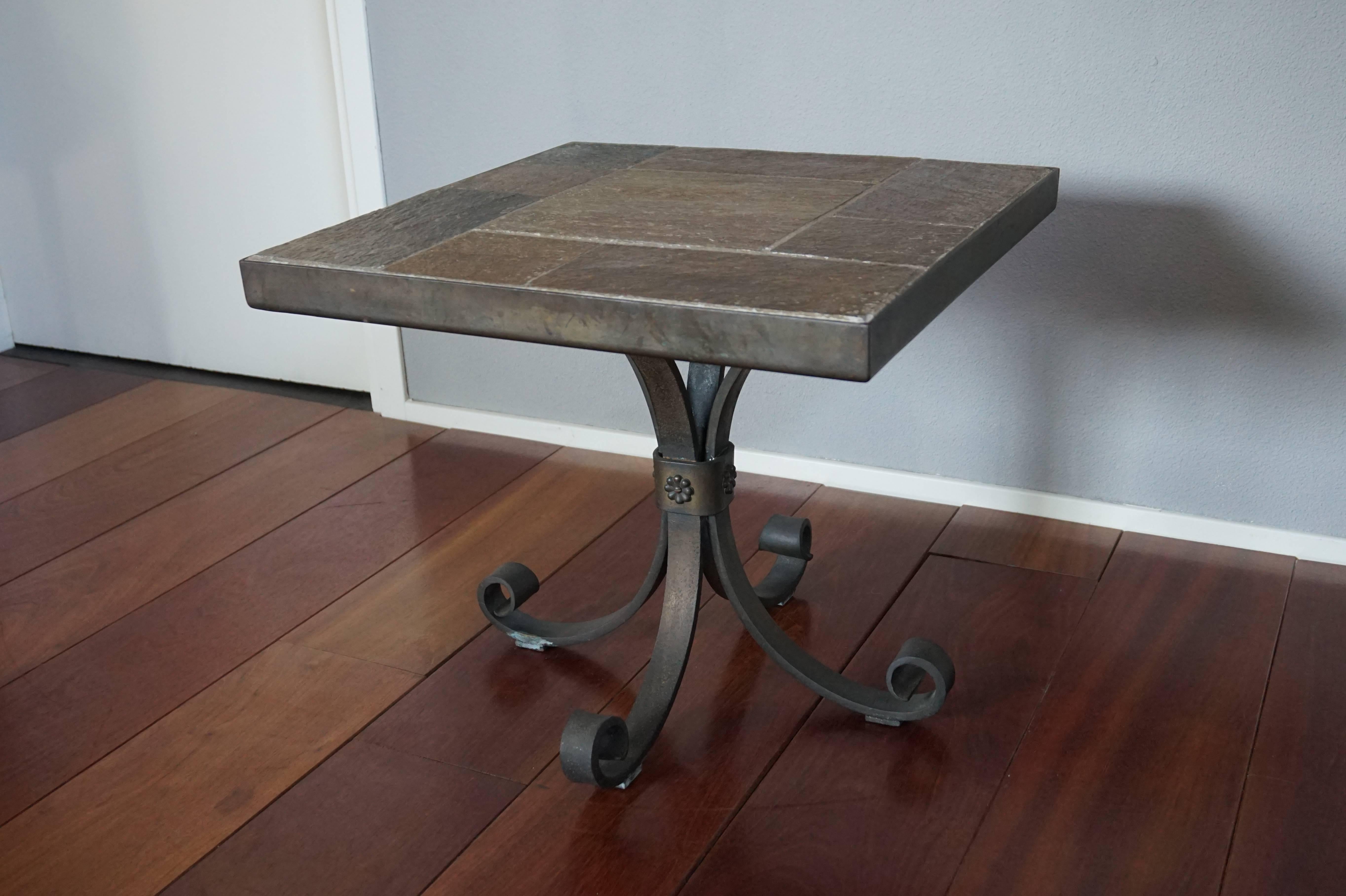 20ième siècle Table d'appoint ou table basse brutaliste unique avec plateau en pierre de ardoise et base en fer forgé en vente
