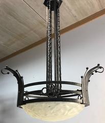 Atemberaubende französische schmiedeeiserne Art-Déco-Hängelampe mit geformtem Glasschirm, markiert Ros, Art déco