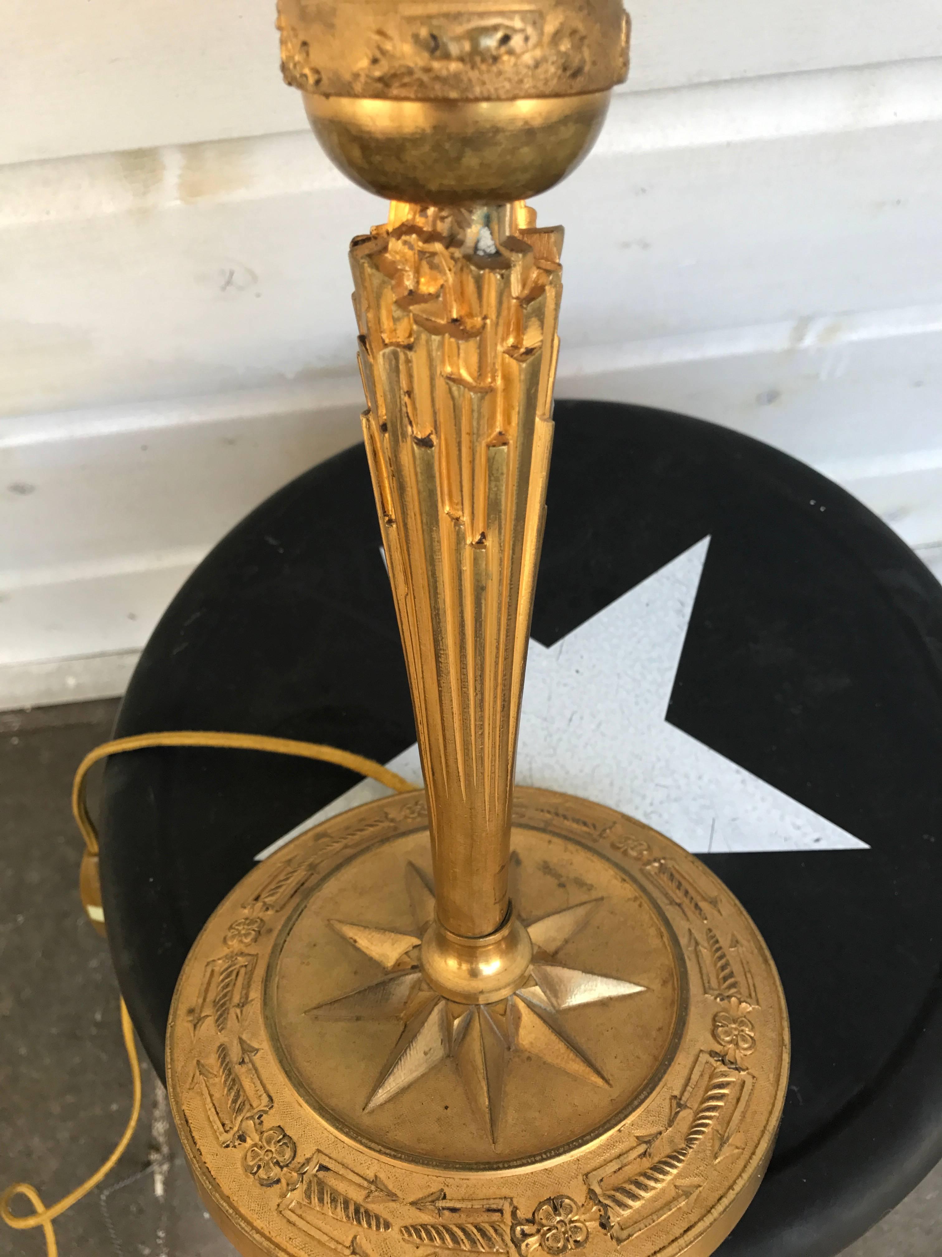 Français Lampe de bureau bougeoir Putto soufflée en bronze doré de la fin du XIXe siècle, style Napoléon III en vente