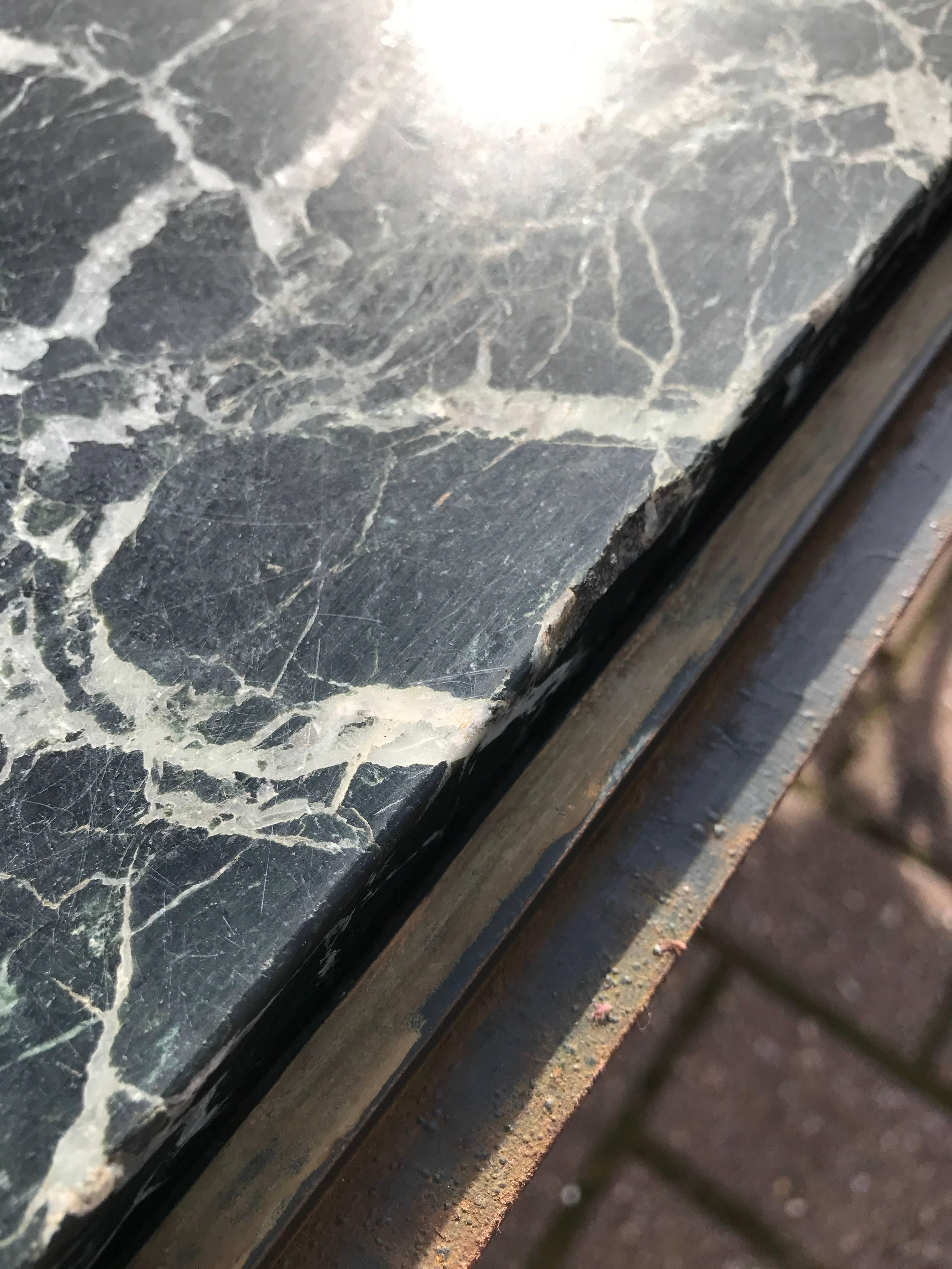 20ième siècle Table basse vintage du milieu du siècle dernier en fer forgé avec plateau en marbre vert en vente