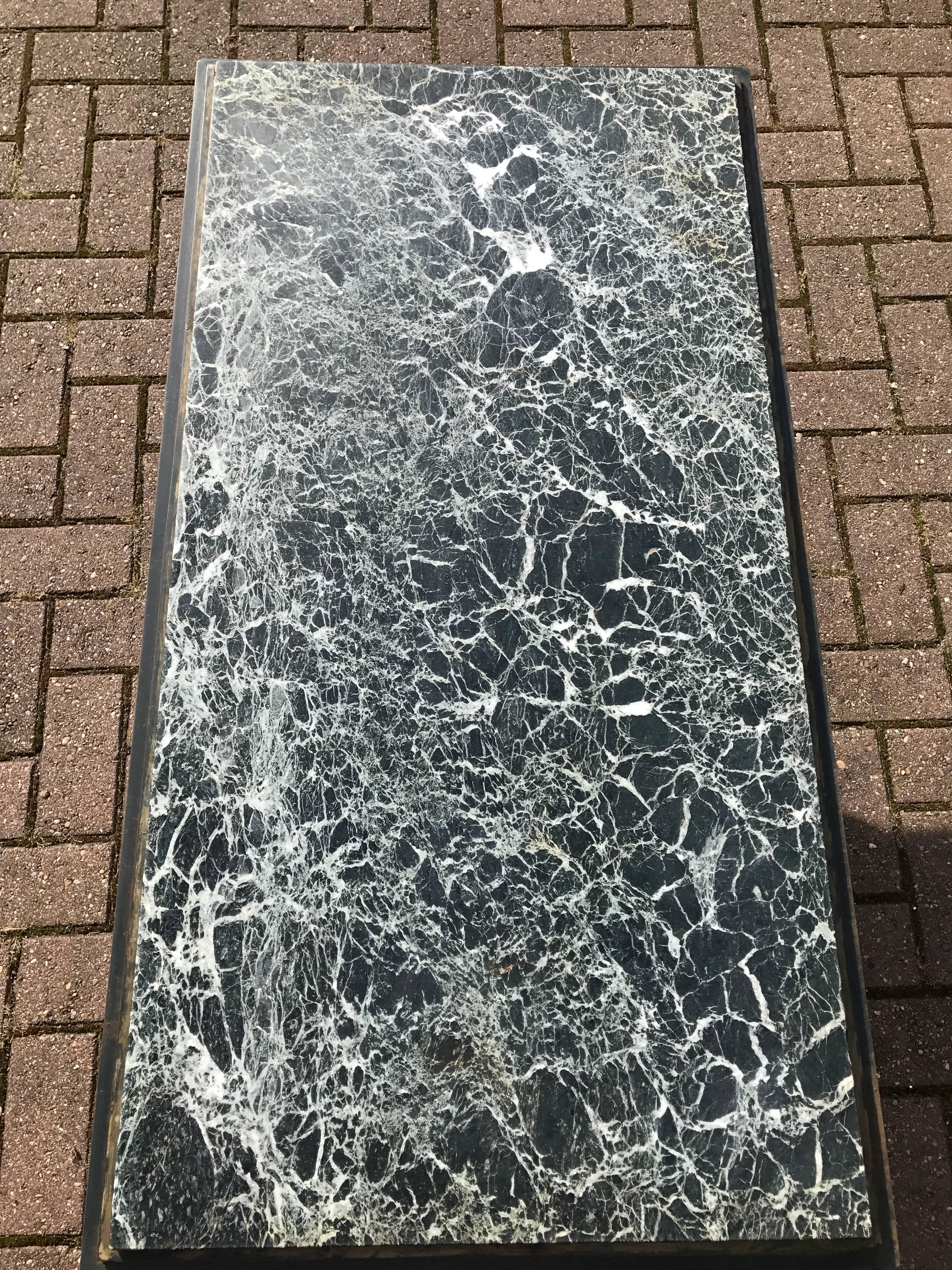Table basse vintage du milieu du siècle dernier en fer forgé avec plateau en marbre vert en vente 2