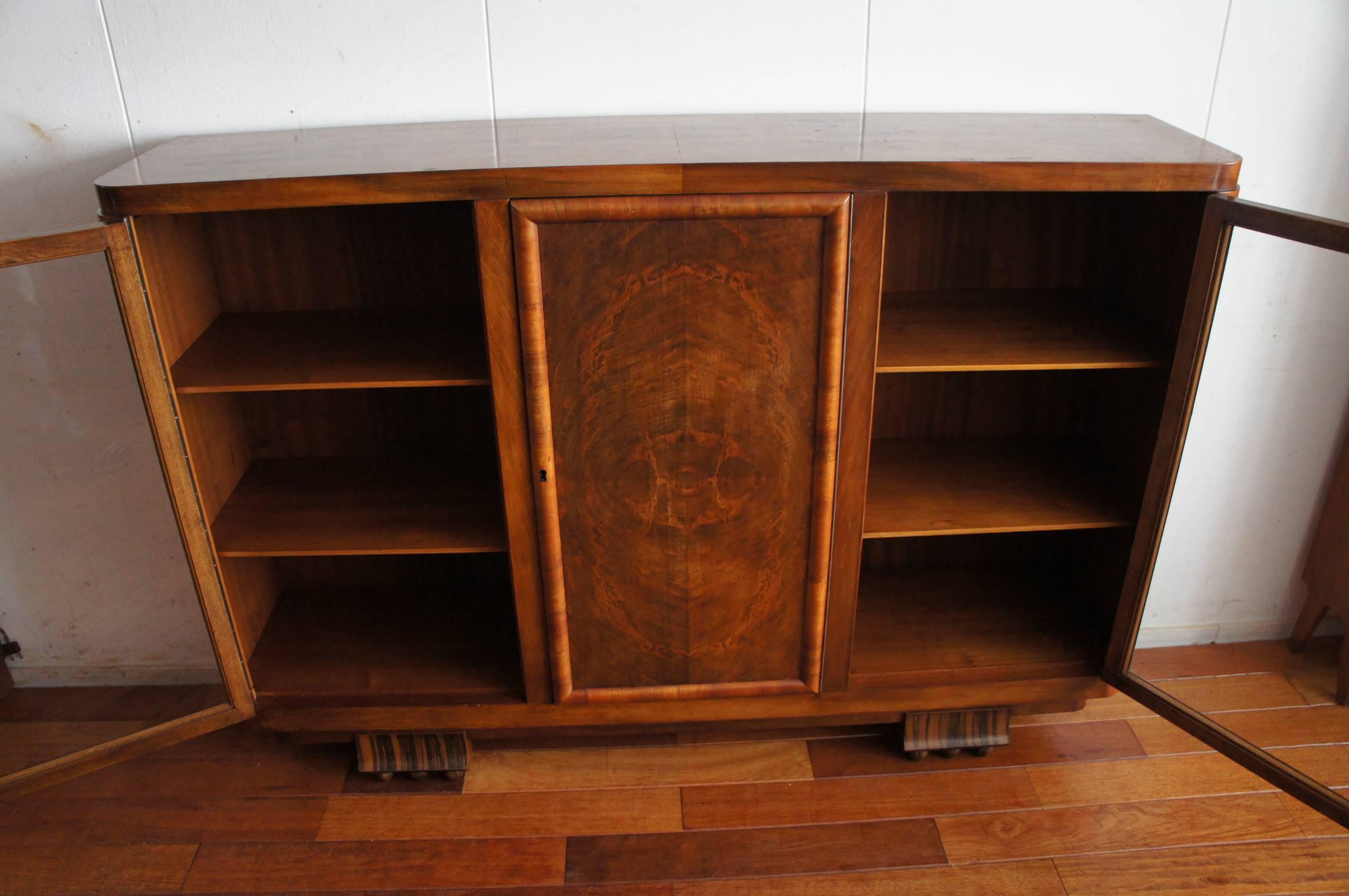 Striking 1930s Art Deco Nutwood and Macassar Ebony Bookcase and Display Cabinet In Excellent Condition In Lisse, NL