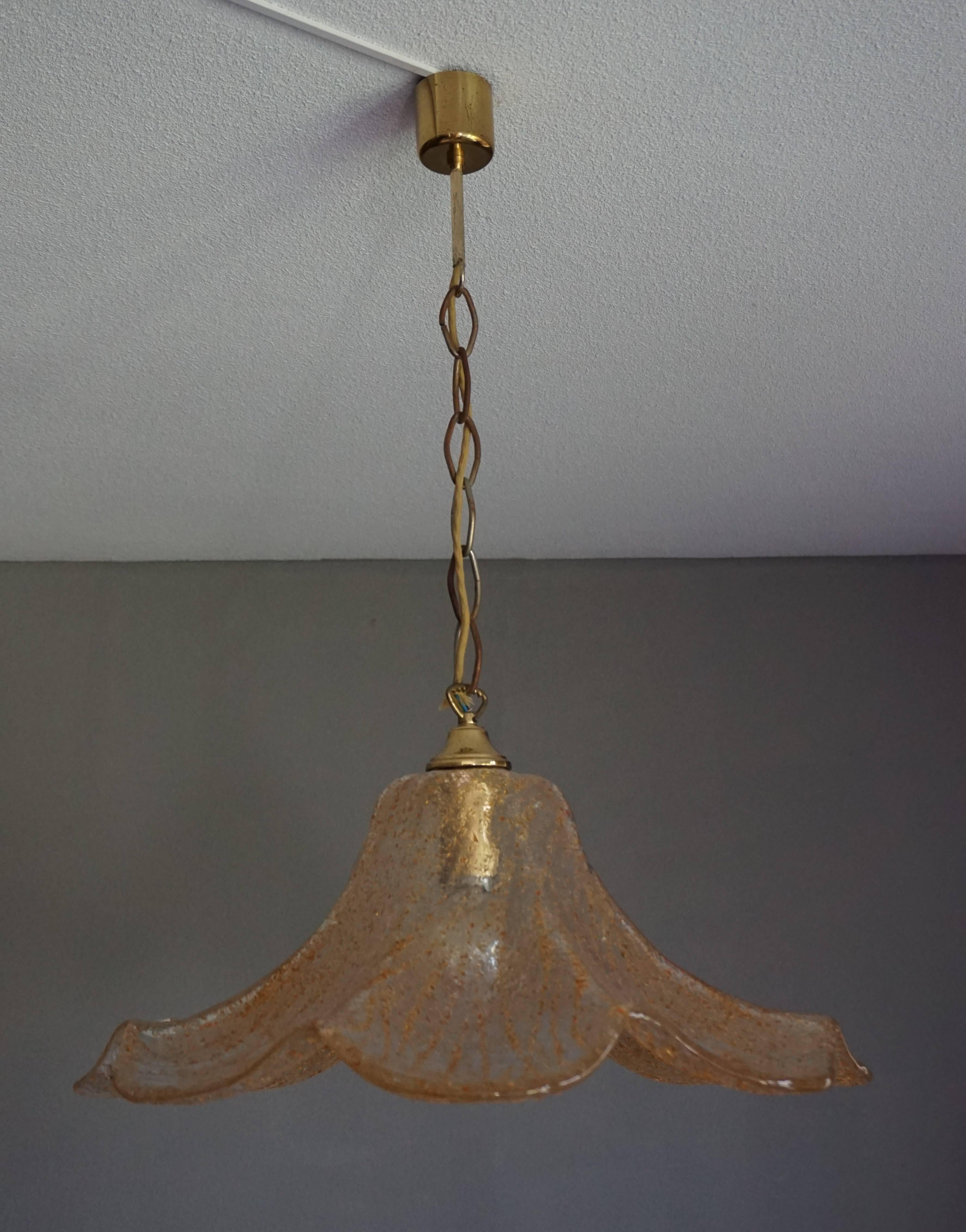 Mid-Century Modern Pendentif Umbrella en verre Murano vintage avec décor de croûte de sucre de couleur ambre en vente