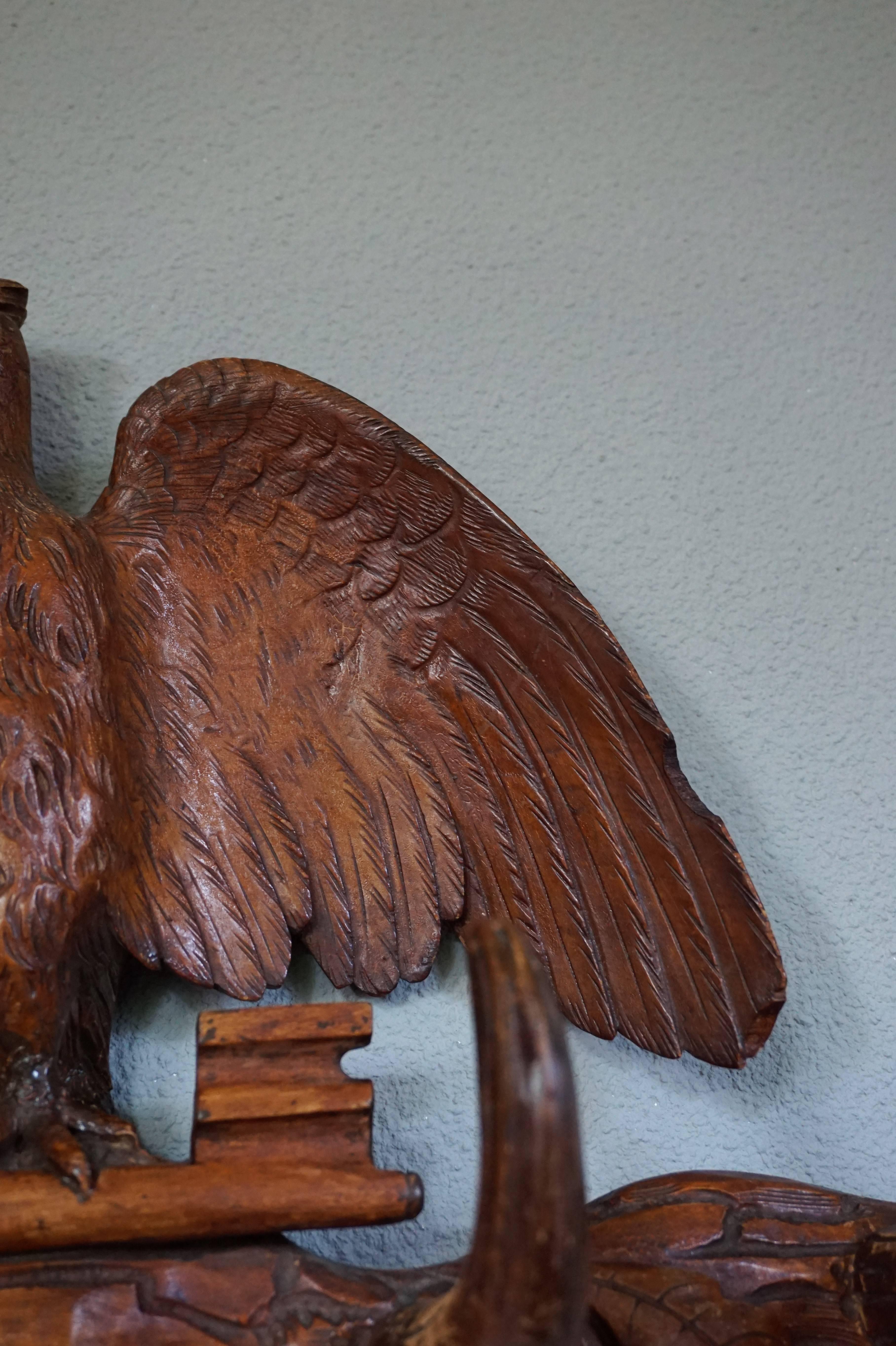 Antique Hand-Carved Small Black Forest Coat or Key Rack with Eagle Holding a Key In Good Condition In Lisse, NL