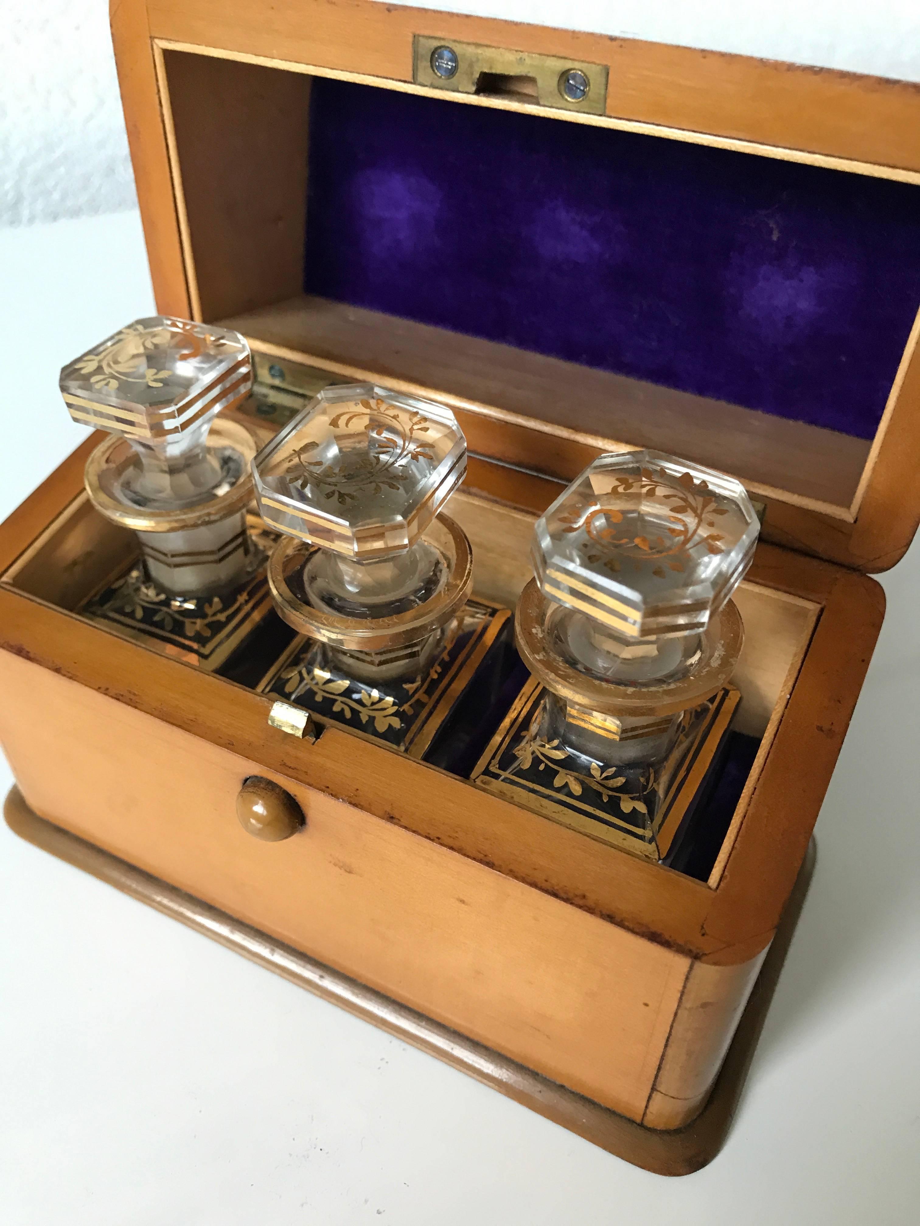 Stunning Little Antique Box with Decorated and Gilt Perfume Bottles Napoleon III For Sale 2