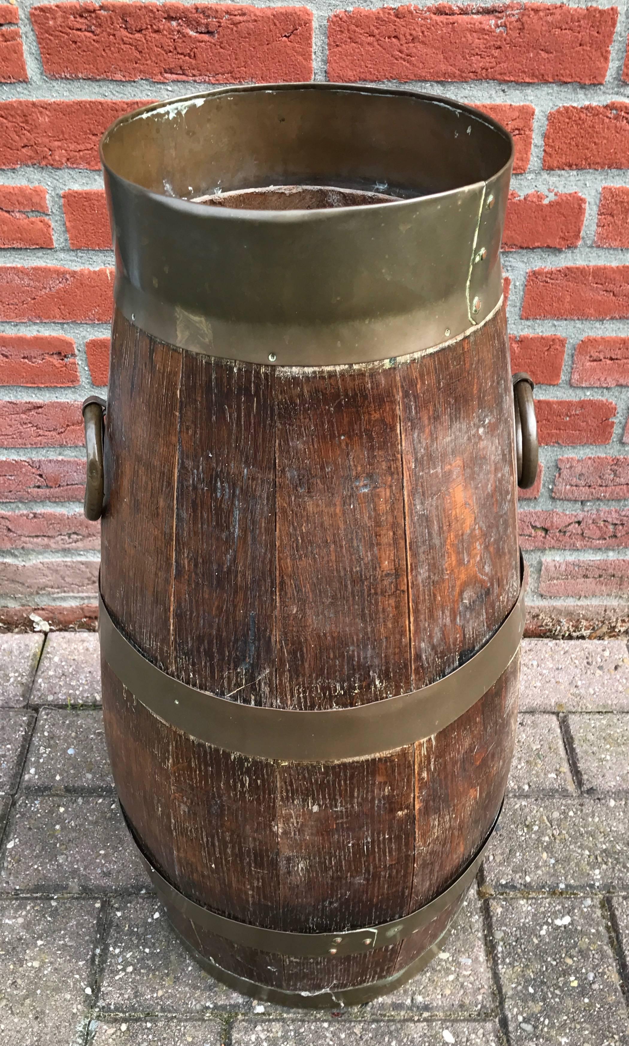 Vintage Round Shaped Solid Oak Barrel Umbrella Stand w. Handcrafted Brass Rings In Excellent Condition In Lisse, NL