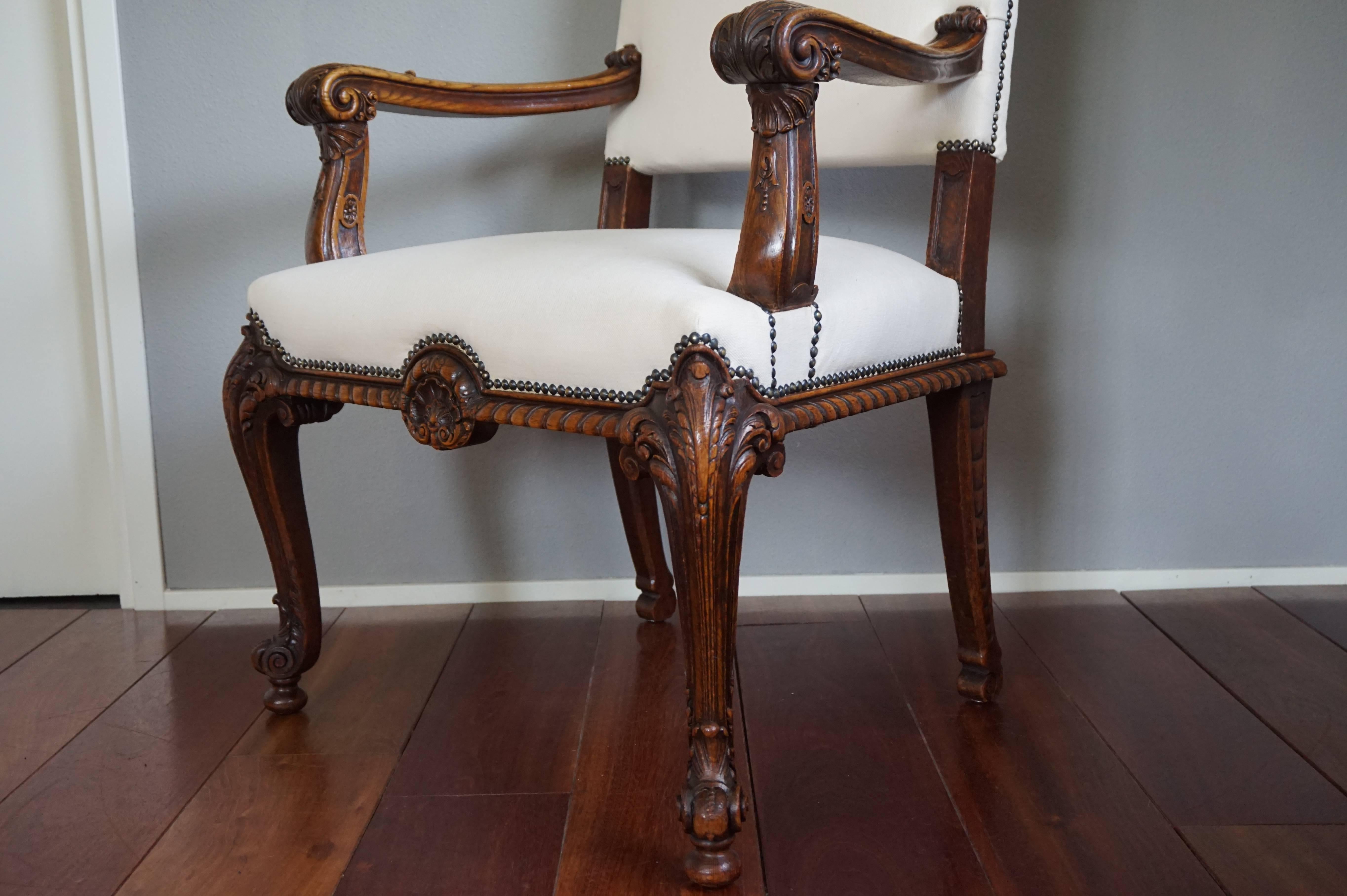 Großer und stattlicher Stuhl mit einigen der besten Schnitzereien, die wir je gesehen haben.

Dieser große Sessel aus der Zeit um 1800 ist so stark und stabil wie an dem Tag, an dem er in Handarbeit hergestellt wurde. Die beiden Dinge, die sofort
