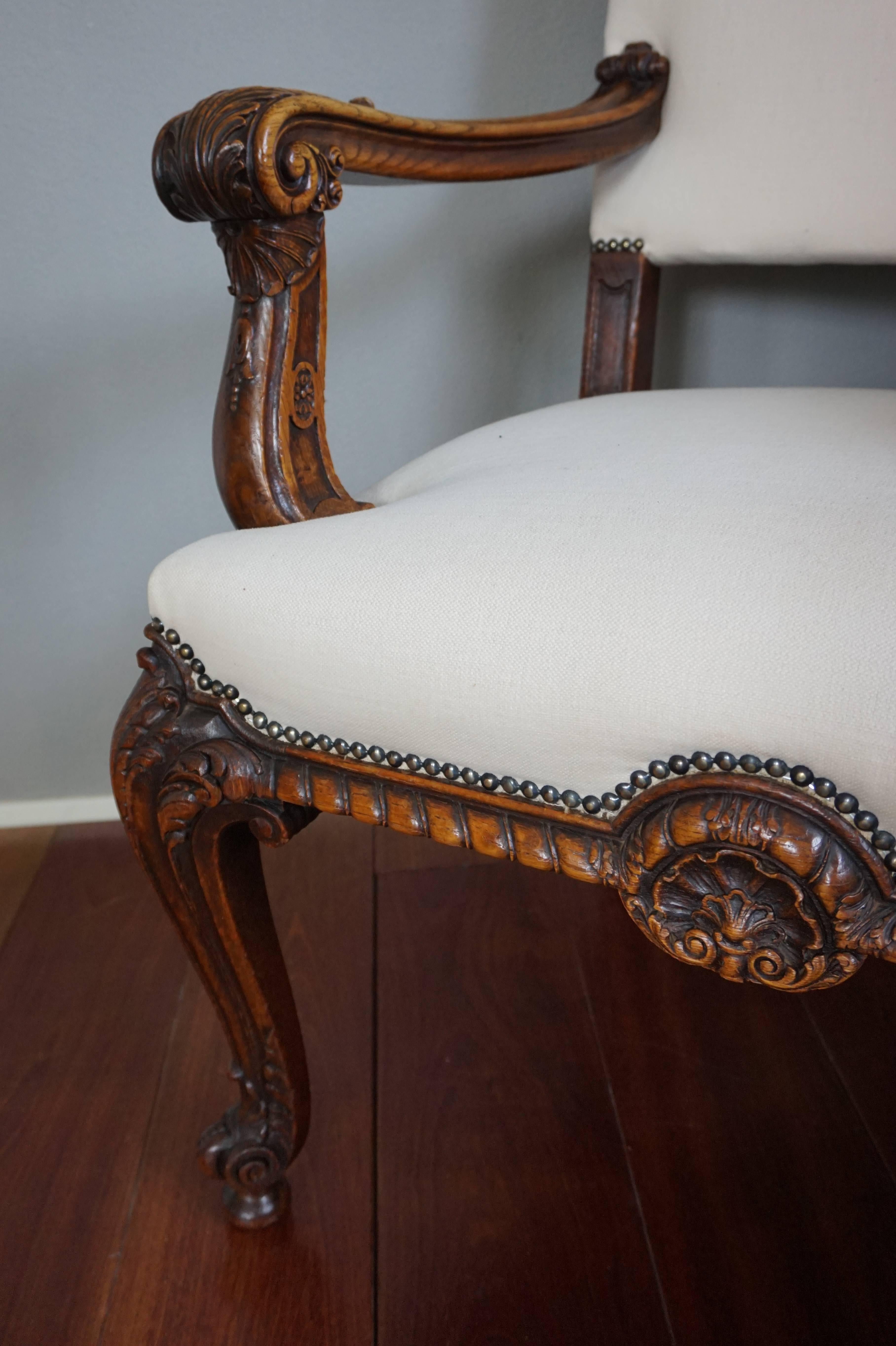 Antiker, atemberaubender und handgeschnitzter Sessel im Rokoko-Revival-Stil mit perfekter Polsterung (Neurokoko) im Angebot
