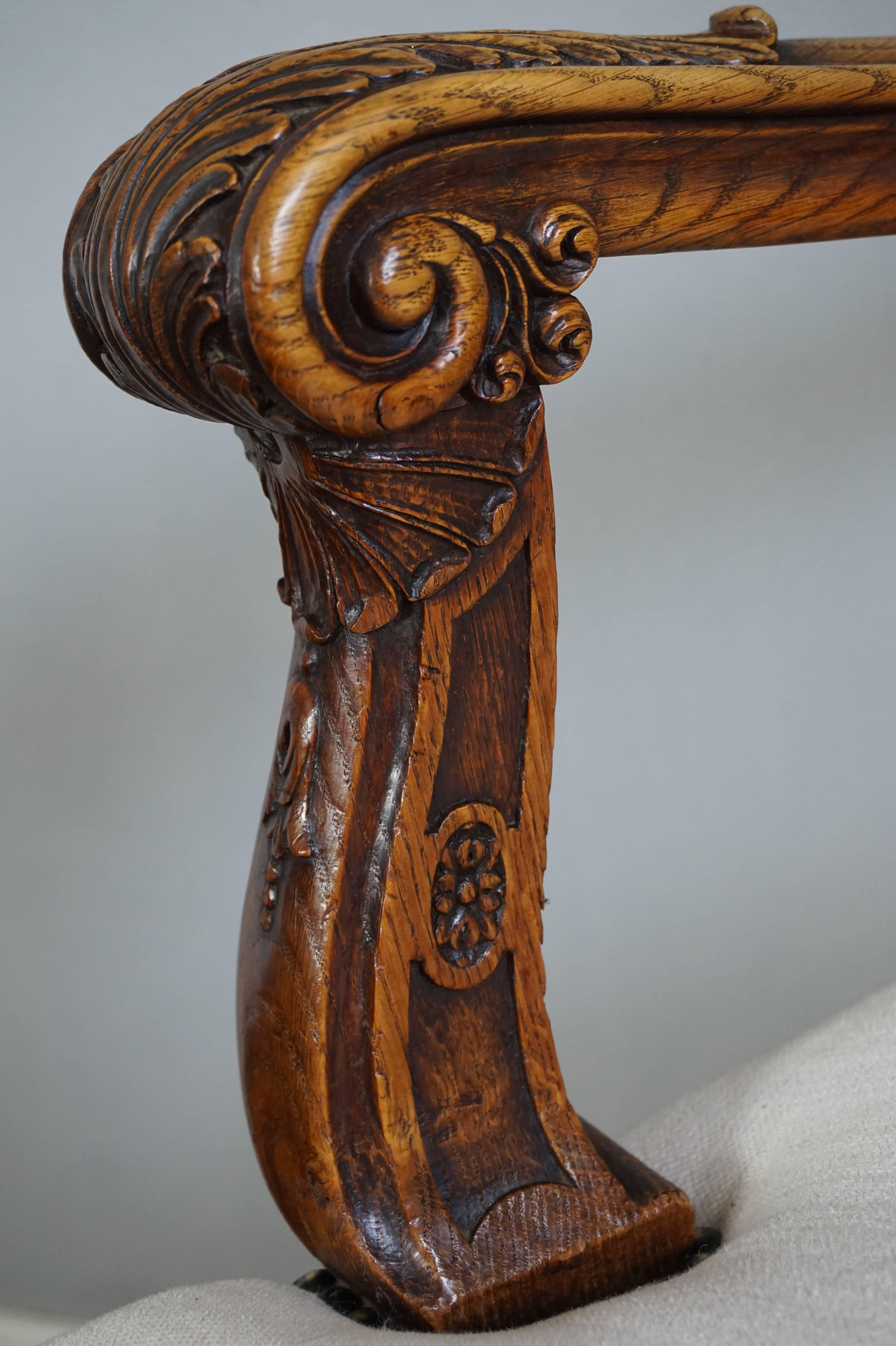 Néo-rococo Fauteuil ancien étonnant et sculpté à la main de style néo-rococo avec un rembourrage parfait en vente