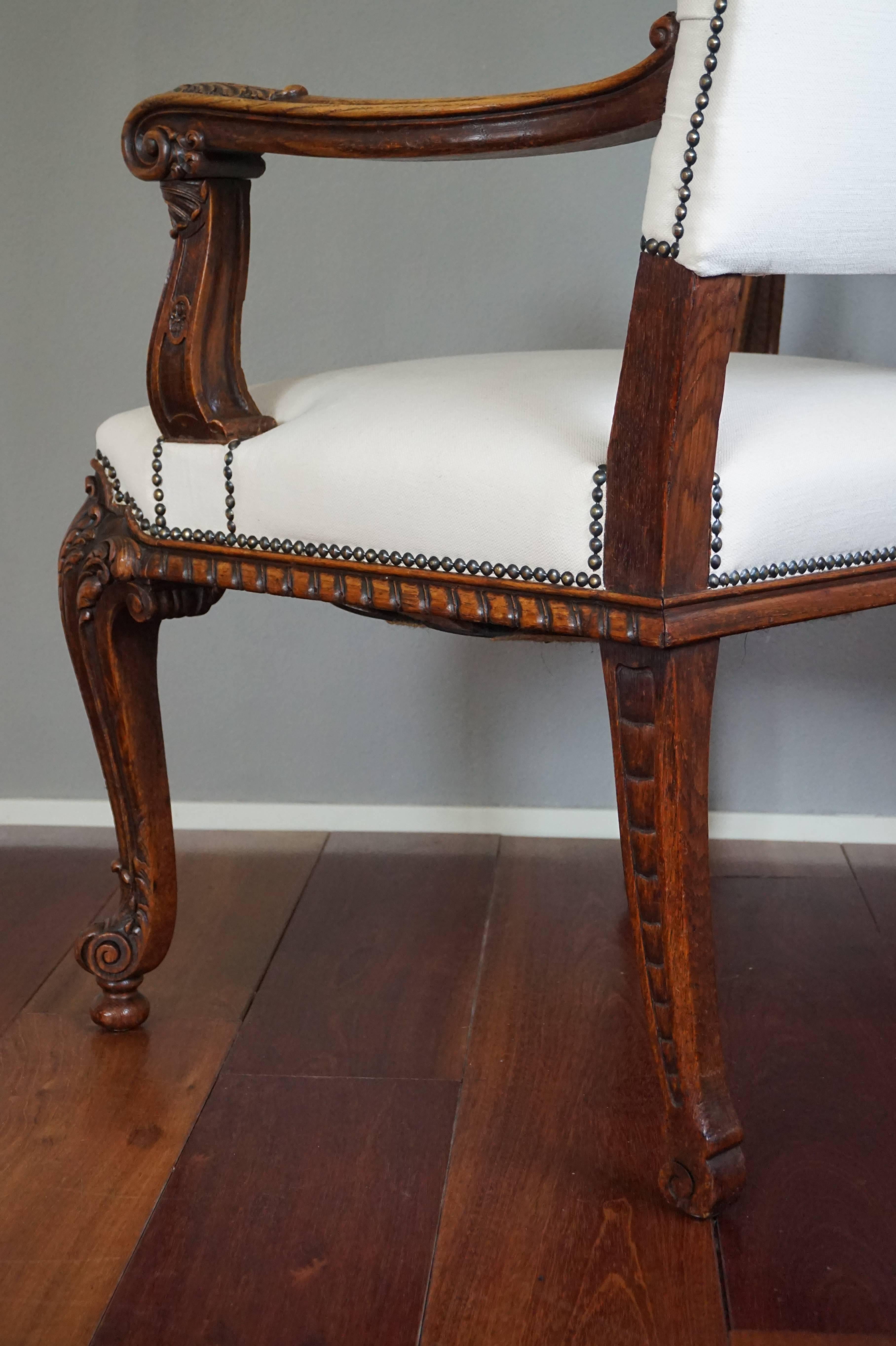 Antiker, atemberaubender und handgeschnitzter Sessel im Rokoko-Revival-Stil mit perfekter Polsterung (Messing) im Angebot