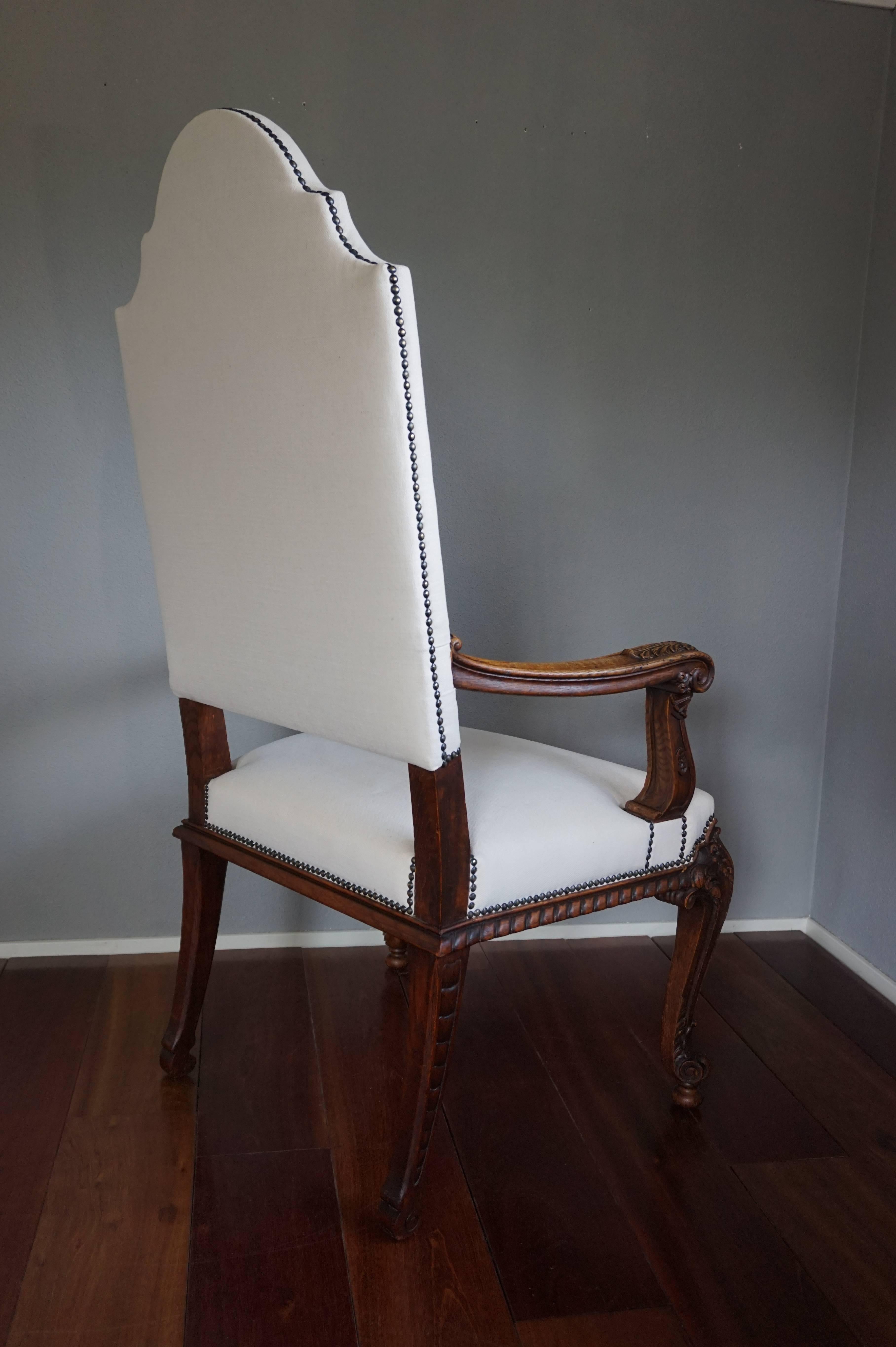 Antiker, atemberaubender und handgeschnitzter Sessel im Rokoko-Revival-Stil mit perfekter Polsterung im Angebot 1