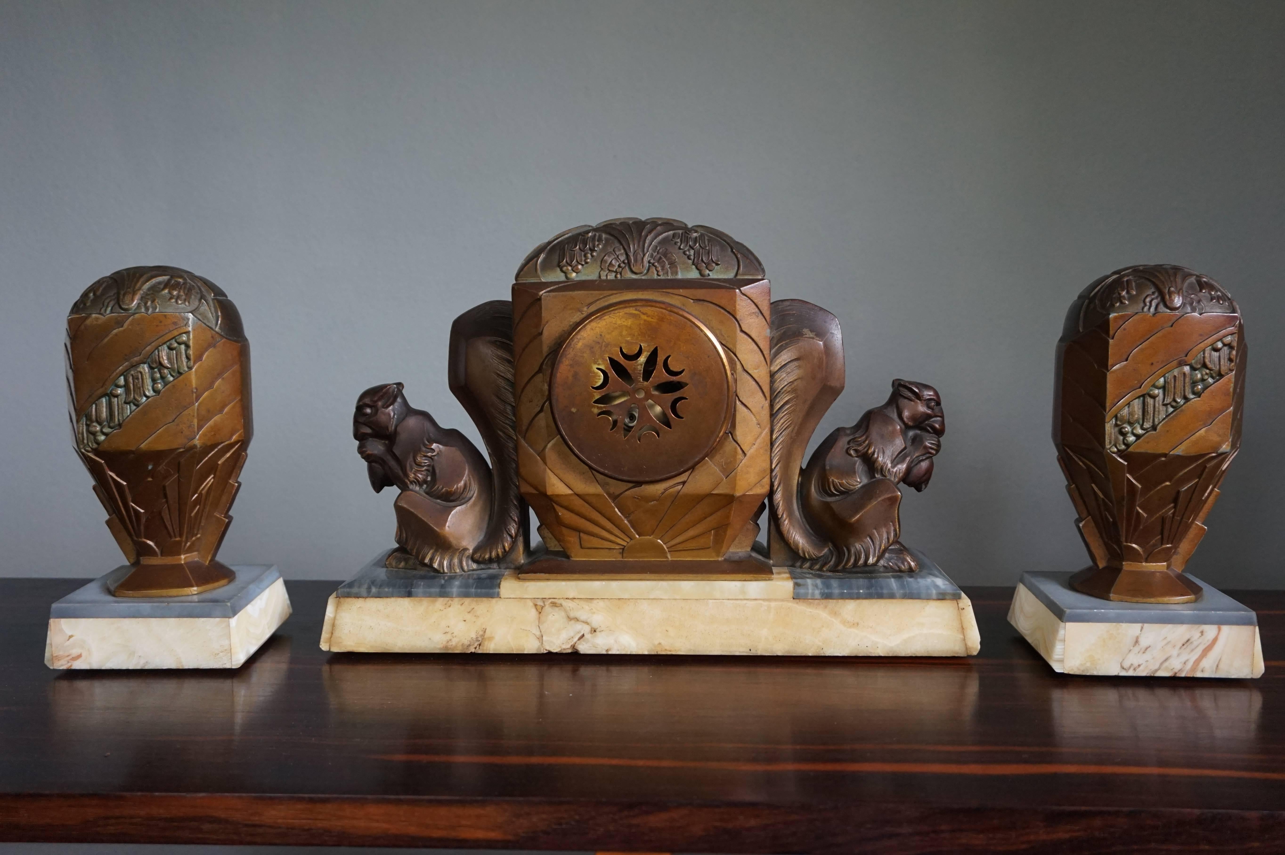 Bronzed Art Deco Clock Set with Stylized Squirrel Sculptures and Onyx Base In Good Condition In Lisse, NL
